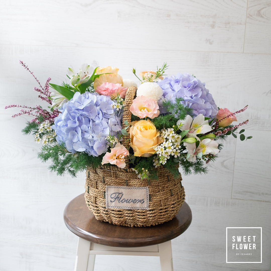 ตะกร้า ม่วง-ฟ้า หวาน ดอกไม้หลัก ไฮเดรนเยีย กุหลาบ คาร์เนชั่น — ผลงานร้านดอกไม้ Sweetflower by Issaree