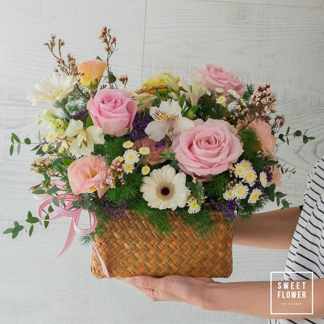 ตะกร้า พาสเทล หวาน ดอกไม้หลัก กุหลาบ เดซี่/มาร์กาเร็ต คาร์เนชั่น — ผลงานร้านดอกไม้ Sweetflower by Issaree — ภาพที่ 3 จาก 4