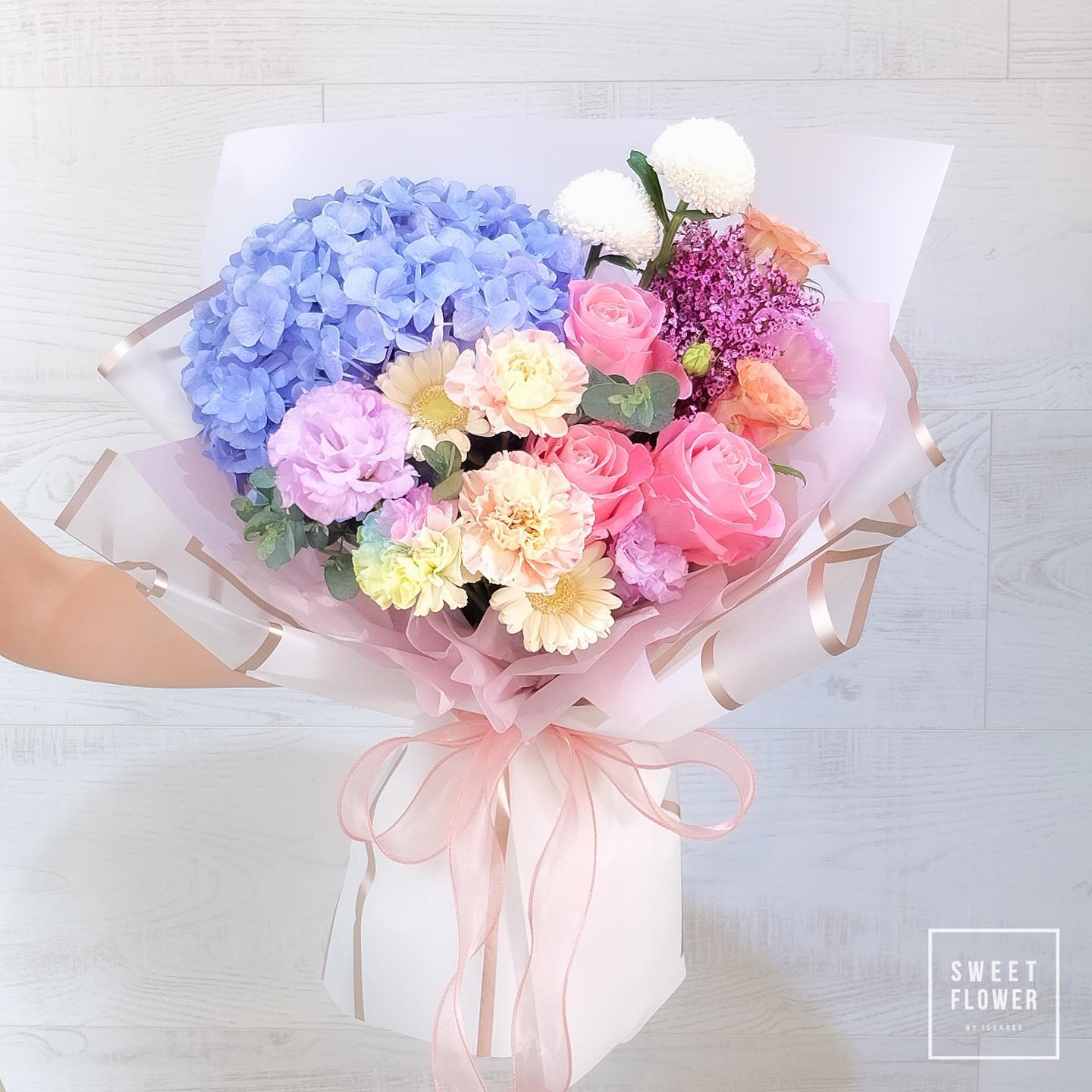 ช่อ ม่วง-ฟ้า หวาน ดอกไม้หลัก ไฮเดรนเยีย กุหลาบ เดซี่/มาร์กาเร็ต — ผลงานร้านดอกไม้ Sweetflower by Issaree