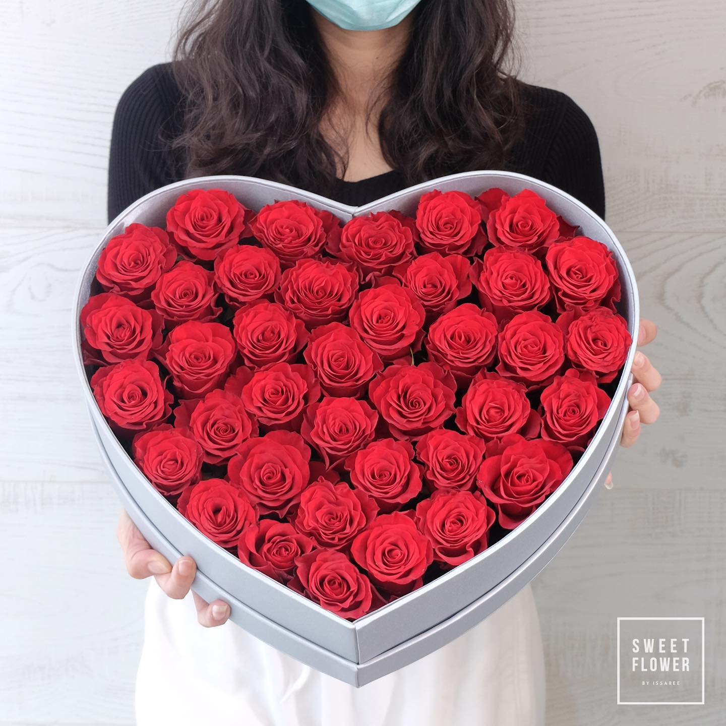 กล่อง แดงโรแมนติก คลาสสิก ดอกไม้หลัก กุหลาบ — ผลงานร้านดอกไม้ Sweetflower by Issaree