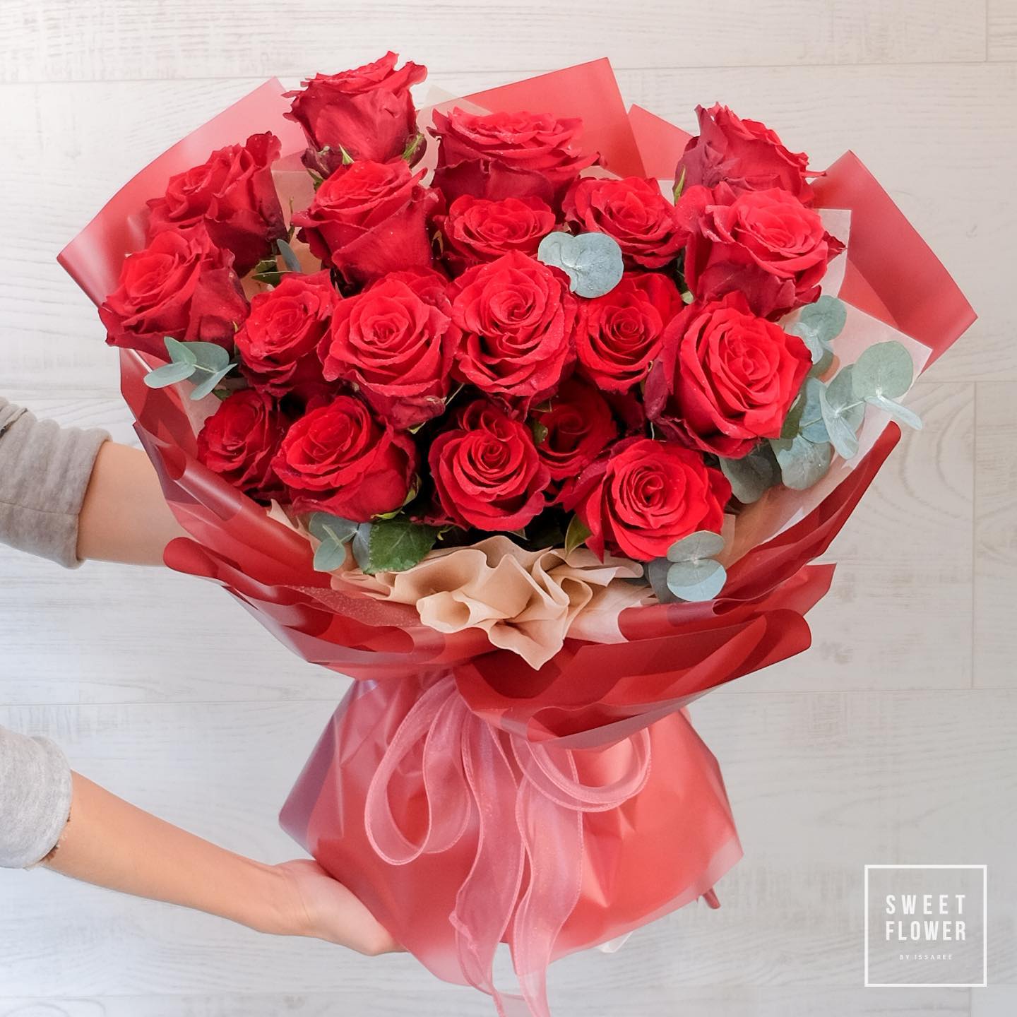 ช่อ แดงโรแมนติก คลาสสิก ดอกไม้หลัก กุหลาบ ยูคาลิปตัส/ใบไม้ — ผลงานร้านดอกไม้ Sweetflower by Issaree