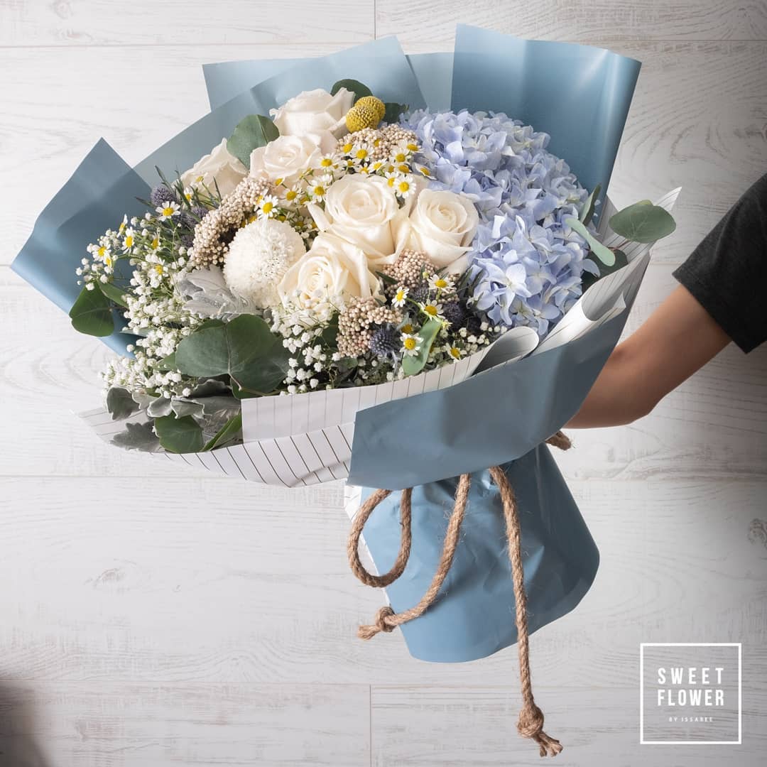 ช่อ ม่วง-ฟ้า หวาน ดอกไม้หลัก กุหลาบ ไฮเดรนเยีย คาร์เนชั่น — ผลงานร้านดอกไม้ Sweetflower by Issaree — ภาพที่ 3 จาก 3