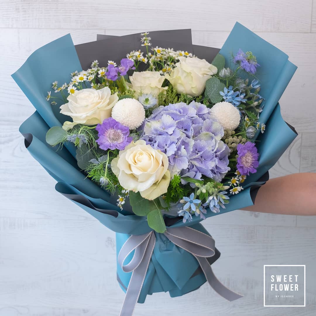 ช่อ ม่วง-ฟ้า หวาน ดอกไม้หลัก กุหลาบ ไฮเดรนเยีย เบญจมาศ/มัม — ผลงานร้านดอกไม้ Sweetflower by Issaree
