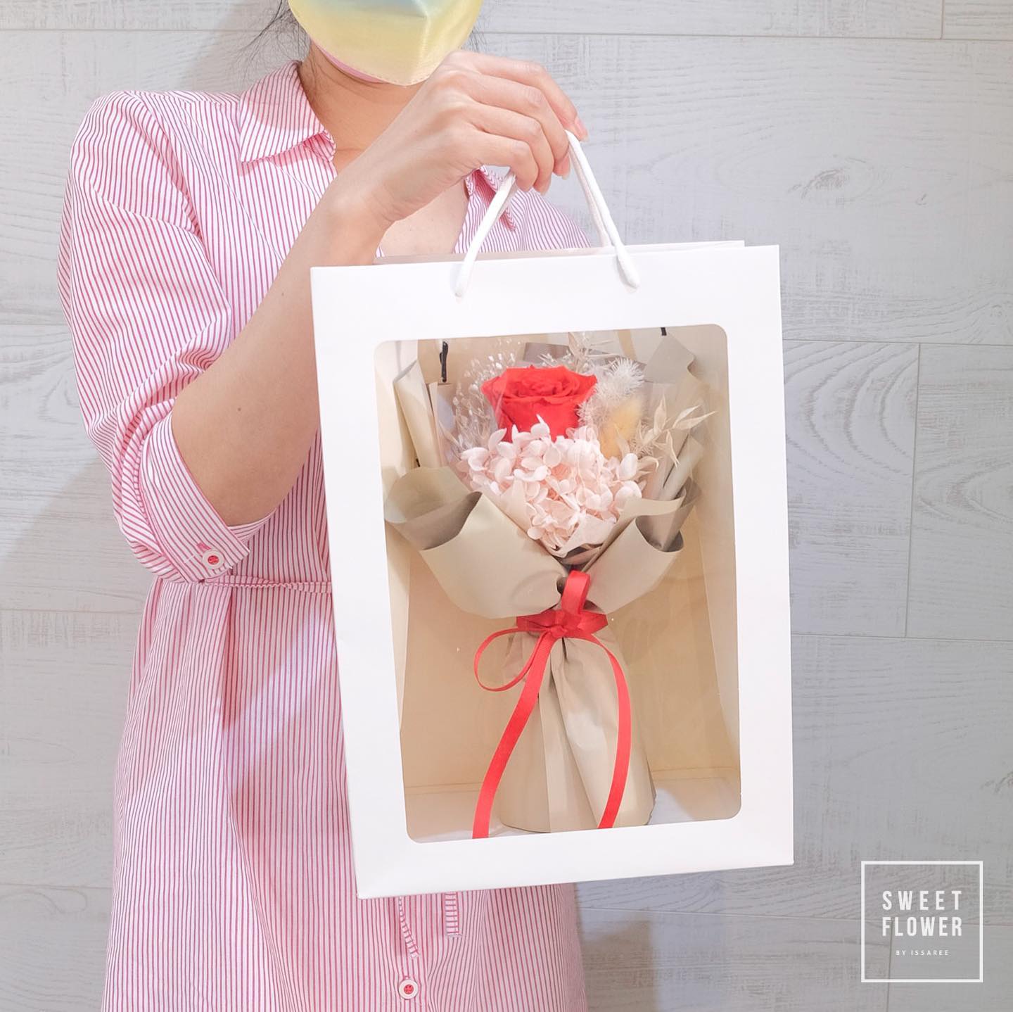 ช่อ แดงโรแมนติก หวาน ดอกไม้หลัก กุหลาบ คาร์เนชั่น — ผลงานร้านดอกไม้ Sweetflower by Issaree