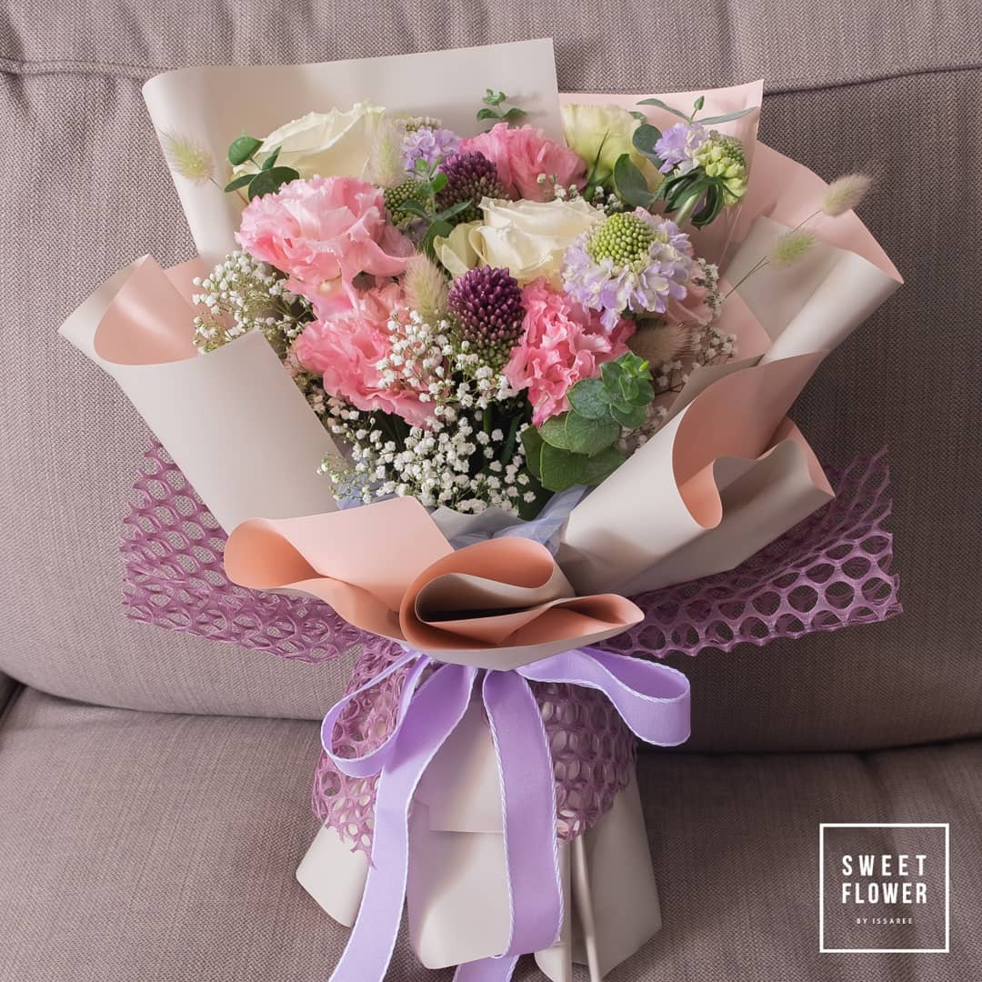 ช่อ พาสเทล หวาน ดอกไม้หลัก คาร์เนชั่น กุหลาบ เบญจมาศ/มัม — ผลงานร้านดอกไม้ Sweetflower by Issaree
