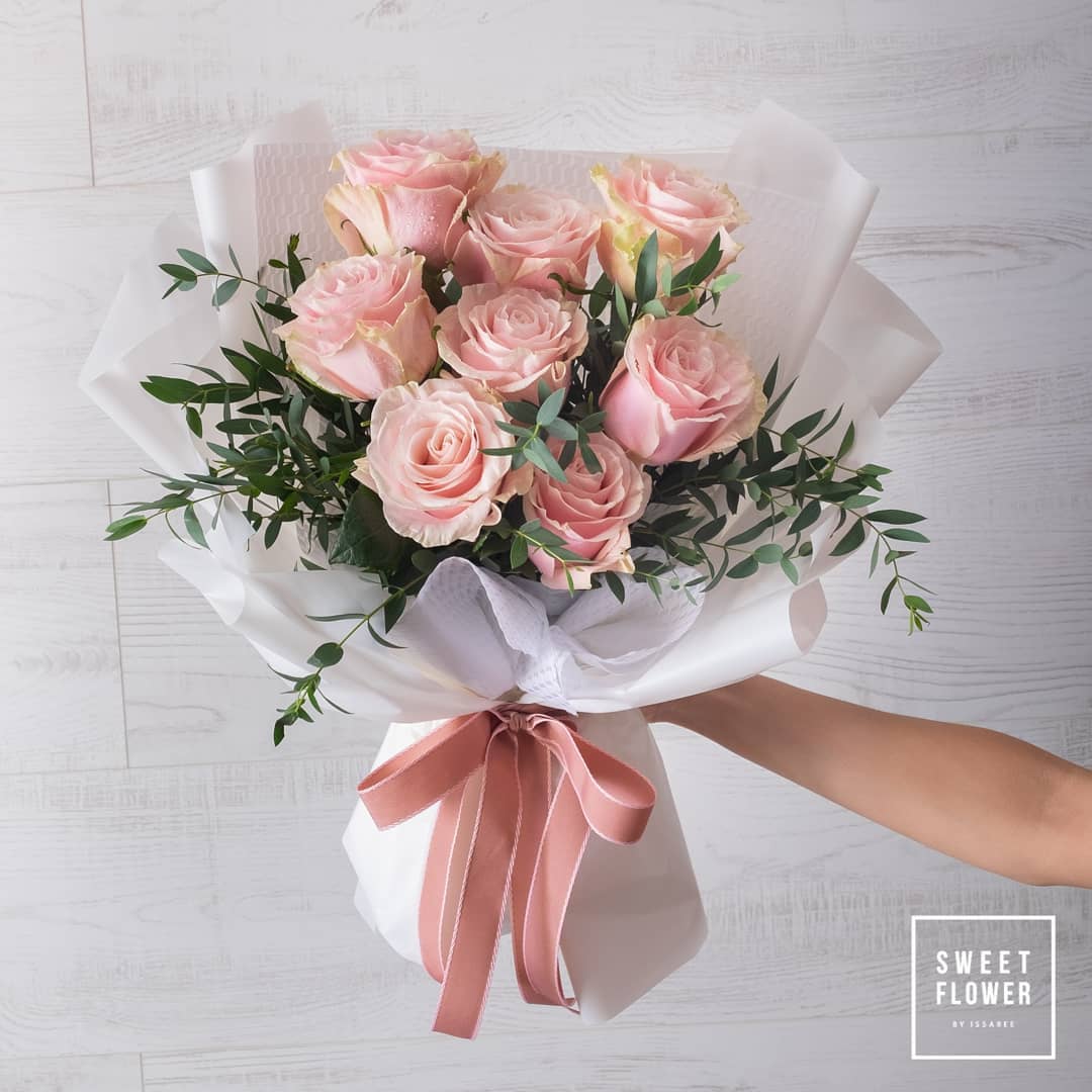 ช่อ พาสเทล หวาน ดอกไม้หลัก กุหลาบ ยูคาลิปตัส/ใบไม้ — ผลงานร้านดอกไม้ Sweetflower by Issaree