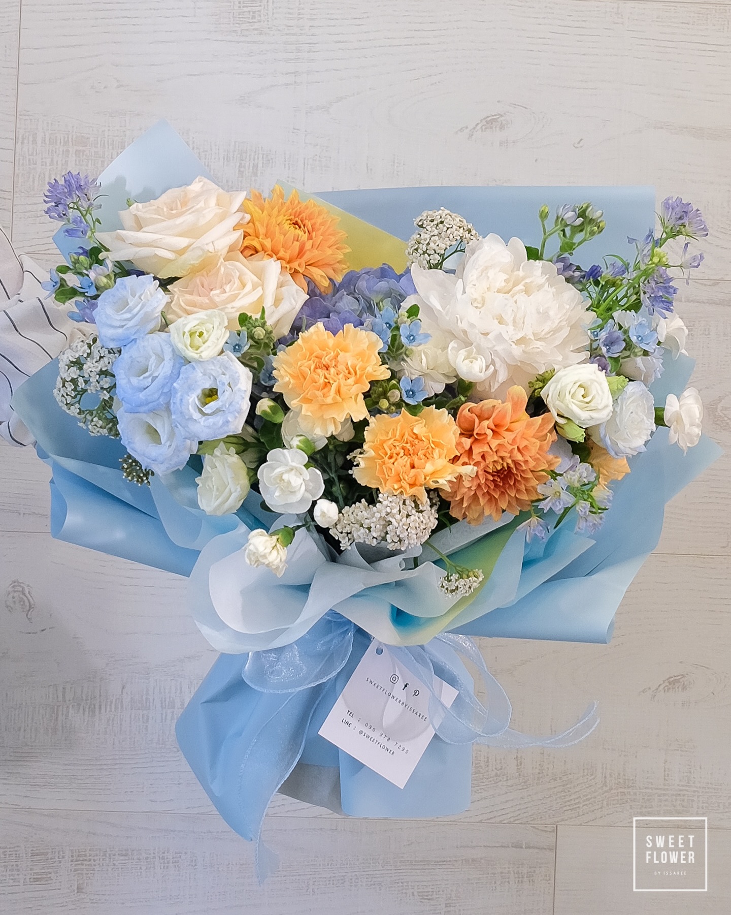ช่อ หลากสี คลาสสิก ดอกไม้หลัก กุหลาบ คาร์เนชั่น ไฮเดรนเยีย — ผลงานร้านดอกไม้ Sweetflower by Issaree — ภาพที่ 2 จาก 3