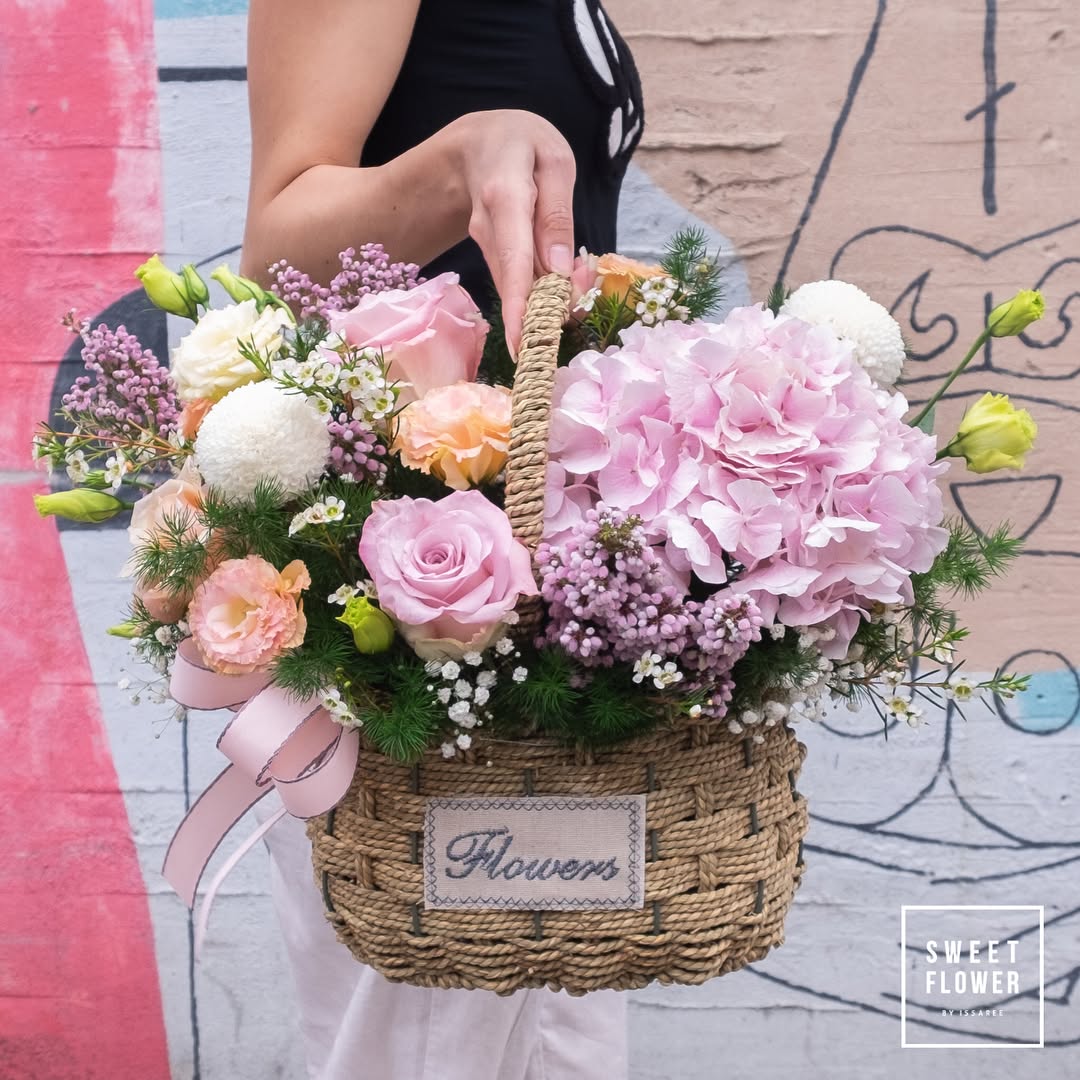 ตะกร้า พาสเทล หวาน ดอกไม้หลัก กุหลาบ คาร์เนชั่น ไฮเดรนเยีย — ผลงานร้านดอกไม้ Sweetflower by Issaree — ภาพที่ 3 จาก 6