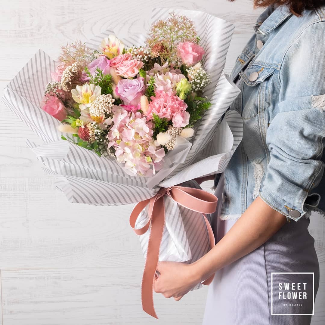 ช่อ พาสเทล หวาน ดอกไม้หลัก กุหลาบ ไฮเดรนเยีย คาร์เนชั่น — ผลงานร้านดอกไม้ Sweetflower by Issaree — ภาพที่ 4 จาก 4