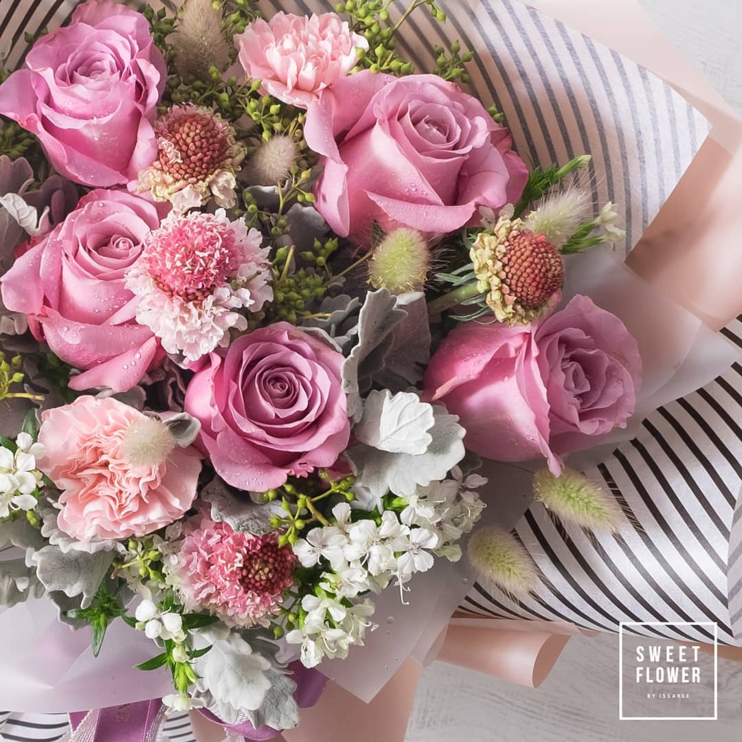 ช่อ พาสเทล หวาน ดอกไม้หลัก กุหลาบ คาร์เนชั่น เบญจมาศ/มัม — ผลงานร้านดอกไม้ Sweetflower by Issaree — ภาพที่ 3 จาก 3