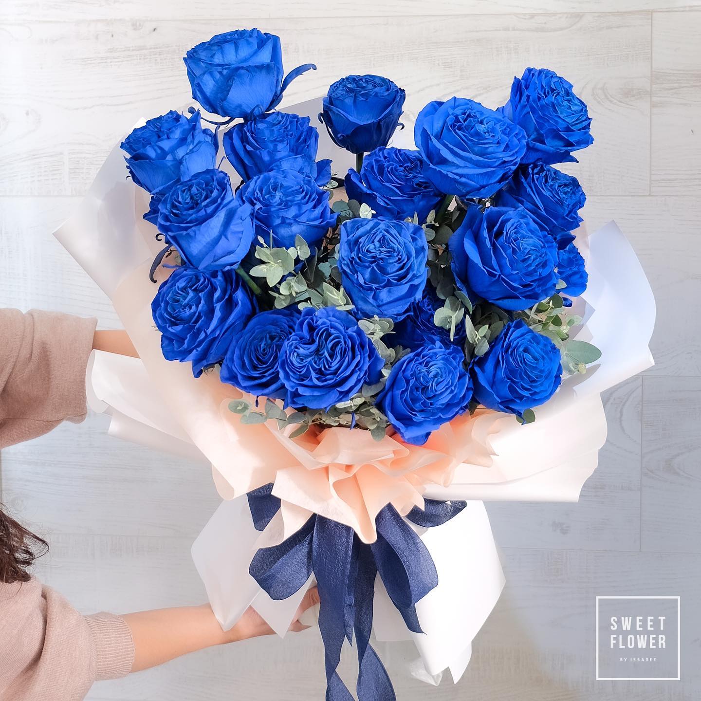 ช่อ ม่วง-ฟ้า หวาน ดอกไม้หลัก กุหลาบ ยูคาลิปตัส/ใบไม้ — ผลงานร้านดอกไม้ Sweetflower by Issaree