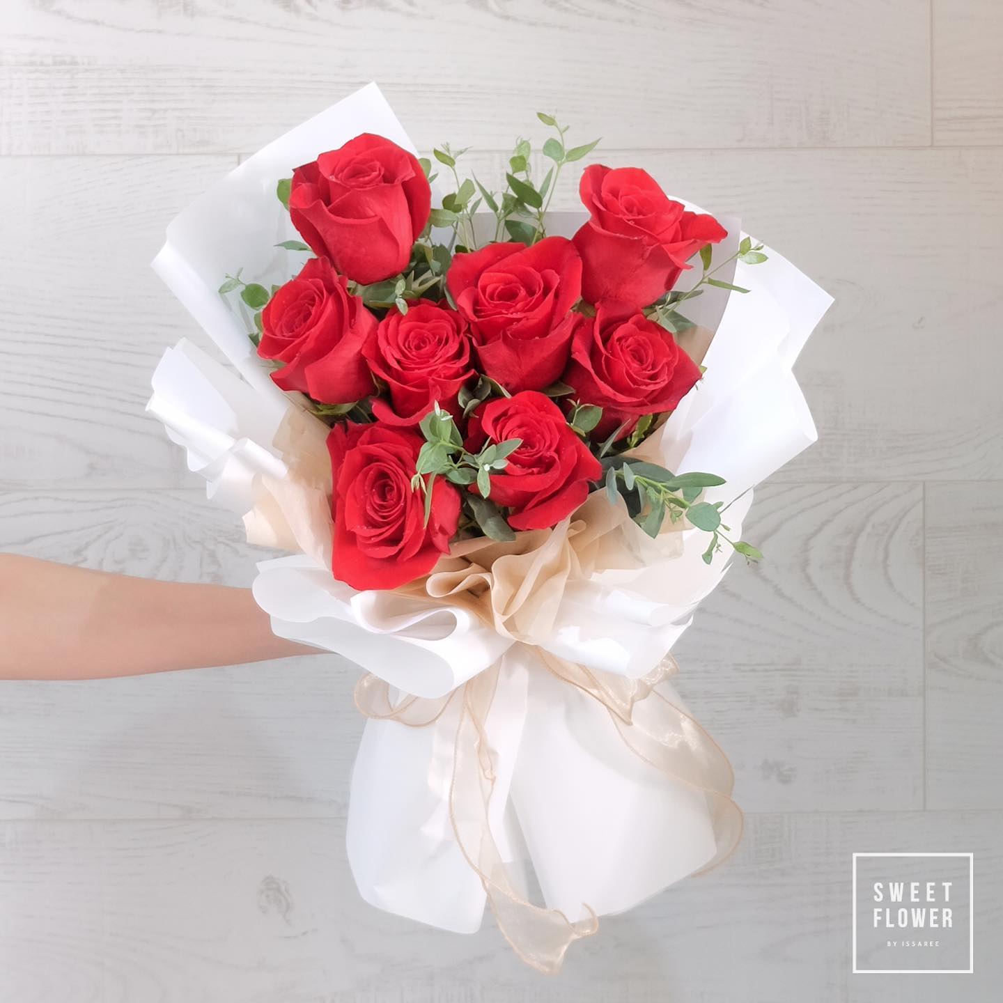 ช่อ แดงโรแมนติก คลาสสิก ดอกไม้หลัก กุหลาบ ยูคาลิปตัส/ใบไม้ — ผลงานร้านดอกไม้ Sweetflower by Issaree