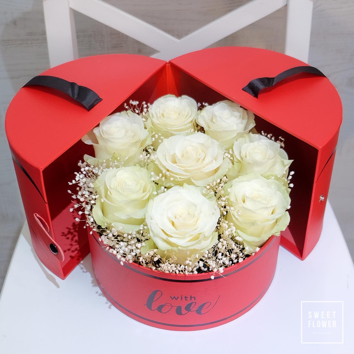 กล่อง แดงโรแมนติก หวาน ดอกไม้หลัก กุหลาบ เบบี้บรีธ/ยิปโซ — ผลงานร้านดอกไม้ Sweetflower by Issaree — ภาพที่ 3 จาก 4