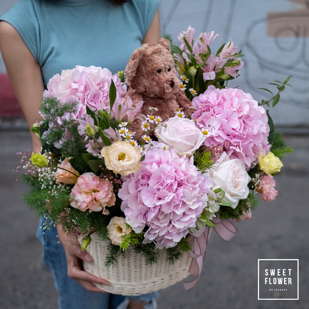 ตะกร้า พาสเทล สดใส ดอกไม้หลัก ไฮเดรนเยีย กุหลาบ คาร์เนชั่น — ผลงานร้านดอกไม้ Sweetflower by Issaree