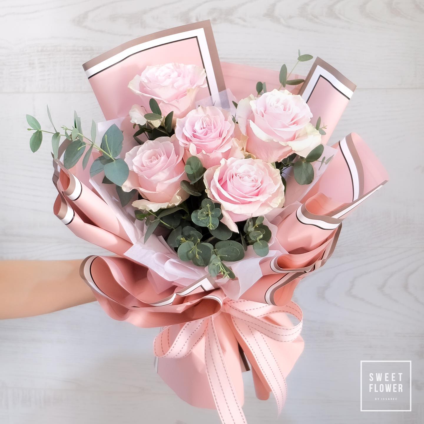 ช่อ พาสเทล หวาน ดอกไม้หลัก กุหลาบ ยูคาลิปตัส/ใบไม้ — ผลงานร้านดอกไม้ Sweetflower by Issaree