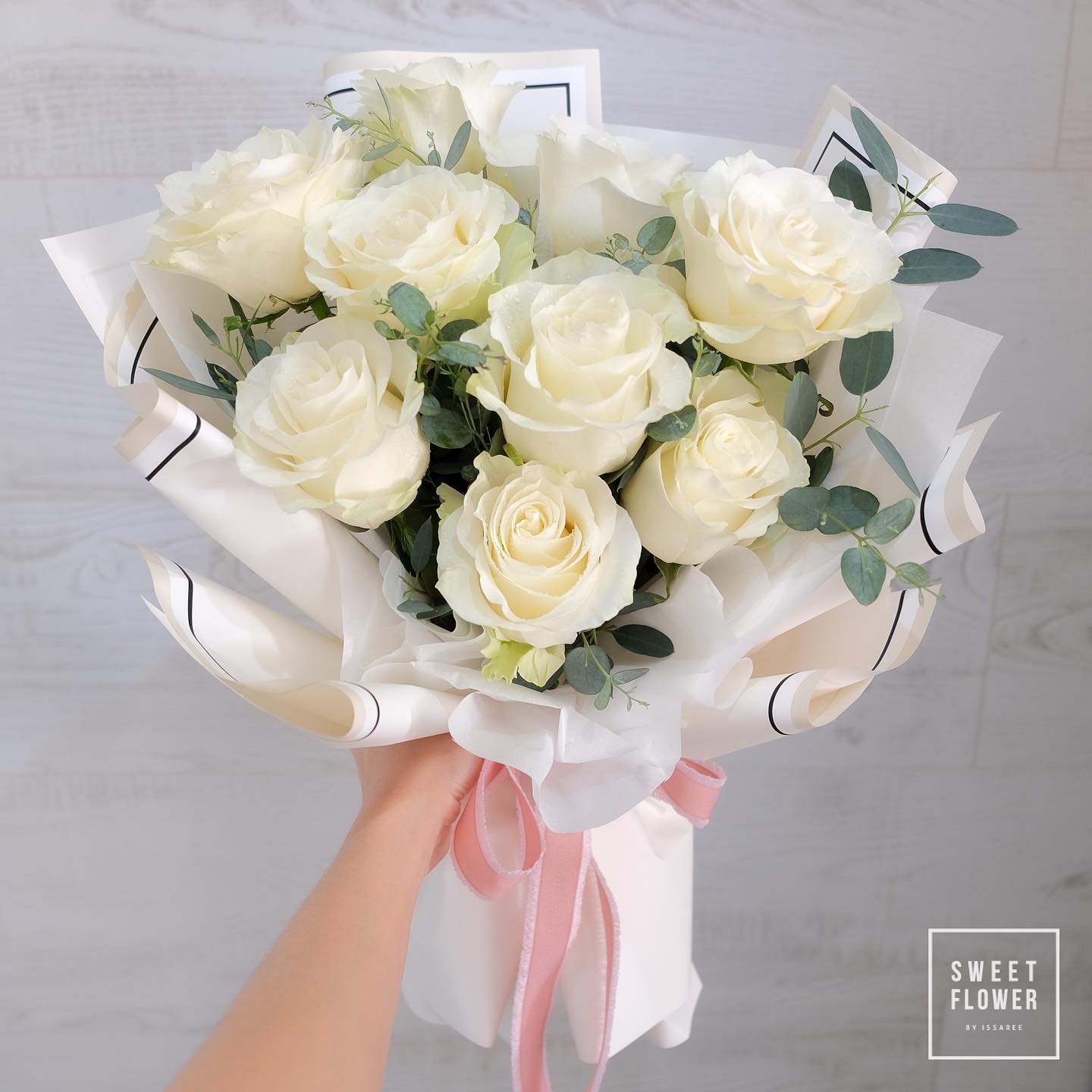 ช่อ ขาว-เขียว หวาน ดอกไม้หลัก กุหลาบ ยูคาลิปตัส/ใบไม้ — ผลงานร้านดอกไม้ Sweetflower by Issaree
