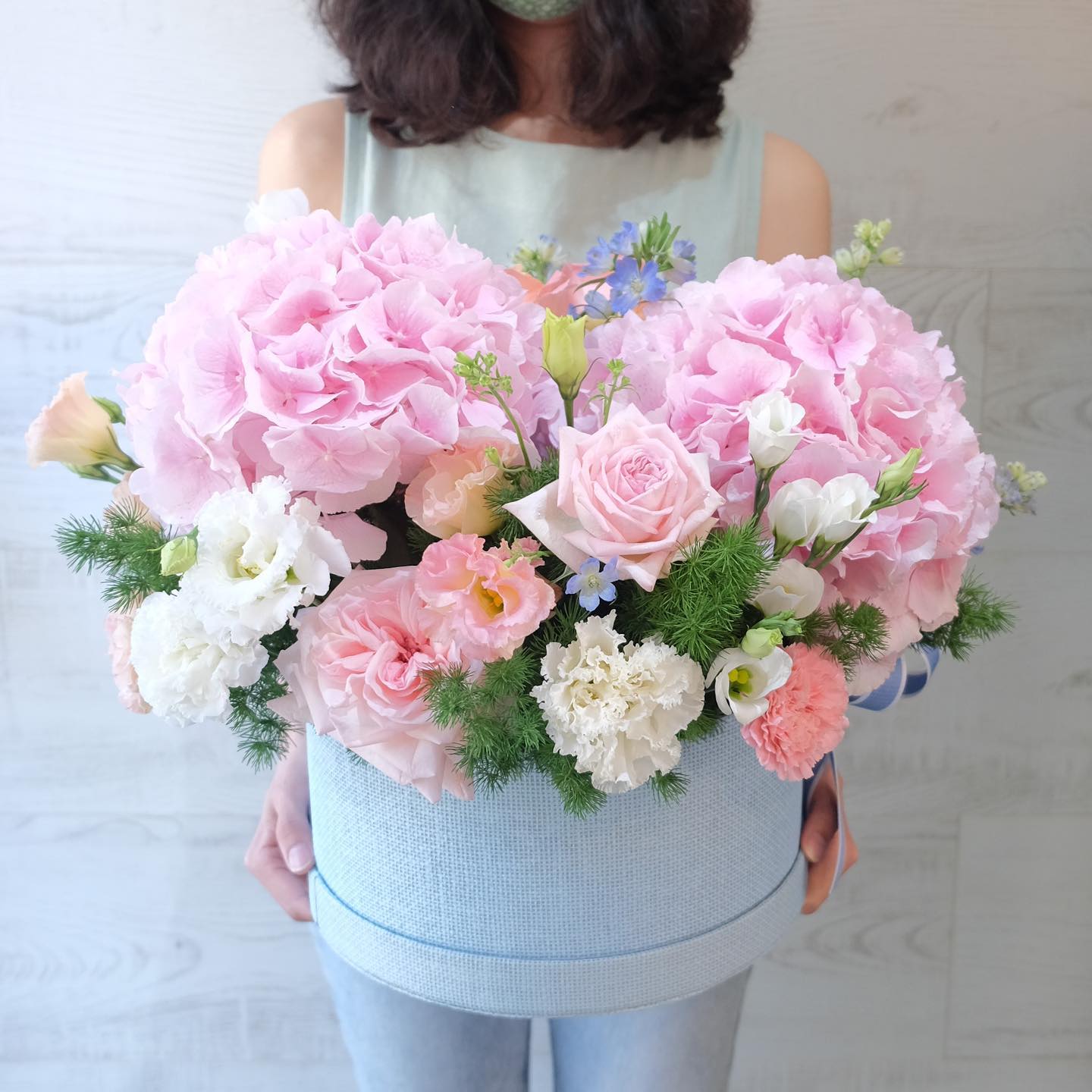 กล่อง พาสเทล หวาน ดอกไม้หลัก กุหลาบ คาร์เนชั่น ไฮเดรนเยีย — ผลงานร้านดอกไม้ Sweetflower by Issaree — ภาพที่ 2 จาก 2