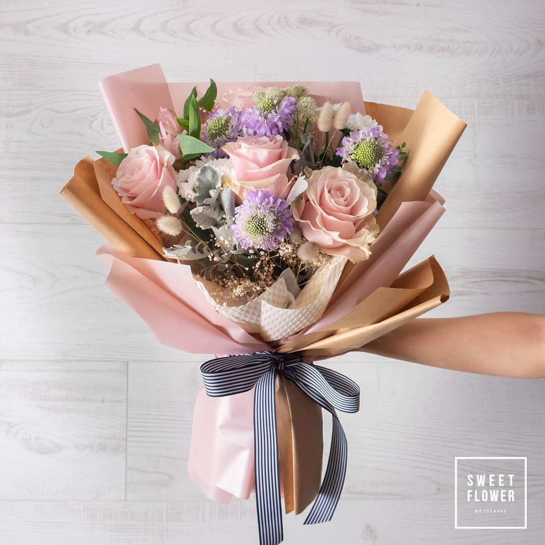 ช่อ พาสเทล หวาน ดอกไม้หลัก กุหลาบ เบญจมาศ/มัม ยูคาลิปตัส/ใบไม้ — ผลงานร้านดอกไม้ Sweetflower by Issaree — ภาพที่ 1 จาก 1