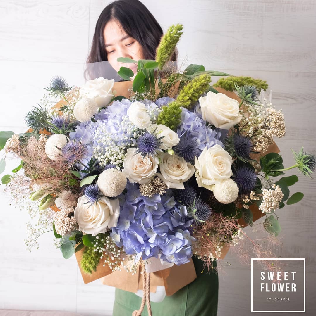 ช่อ ม่วง-ฟ้า หวาน ดอกไม้หลัก ไฮเดรนเยีย กุหลาบ คาร์เนชั่น — ผลงานร้านดอกไม้ Sweetflower by Issaree — ภาพที่ 4 จาก 6