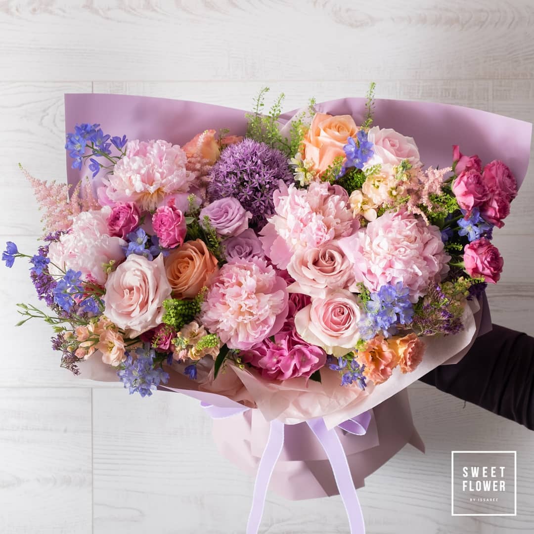 ช่อ พาสเทล หวาน ดอกไม้หลัก กุหลาบ พีโอนี่ คาร์เนชั่น — ผลงานร้านดอกไม้ Sweetflower by Issaree — ภาพที่ 2 จาก 4