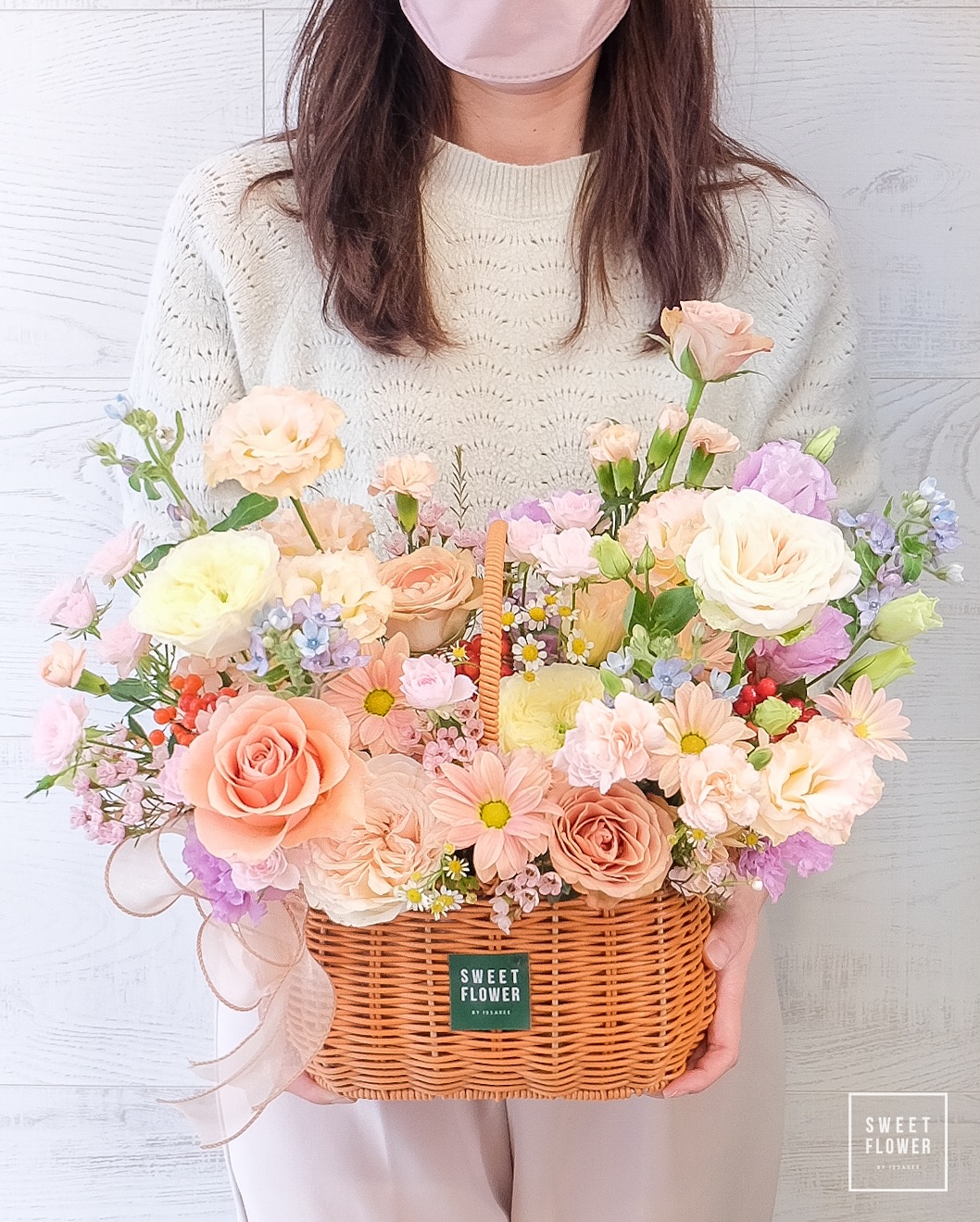 ตะกร้า หลากสี คลาสสิก ดอกไม้หลัก กุหลาบ คาร์เนชั่น เบญจมาศ/มัม — ผลงานร้านดอกไม้ Sweetflower by Issaree
