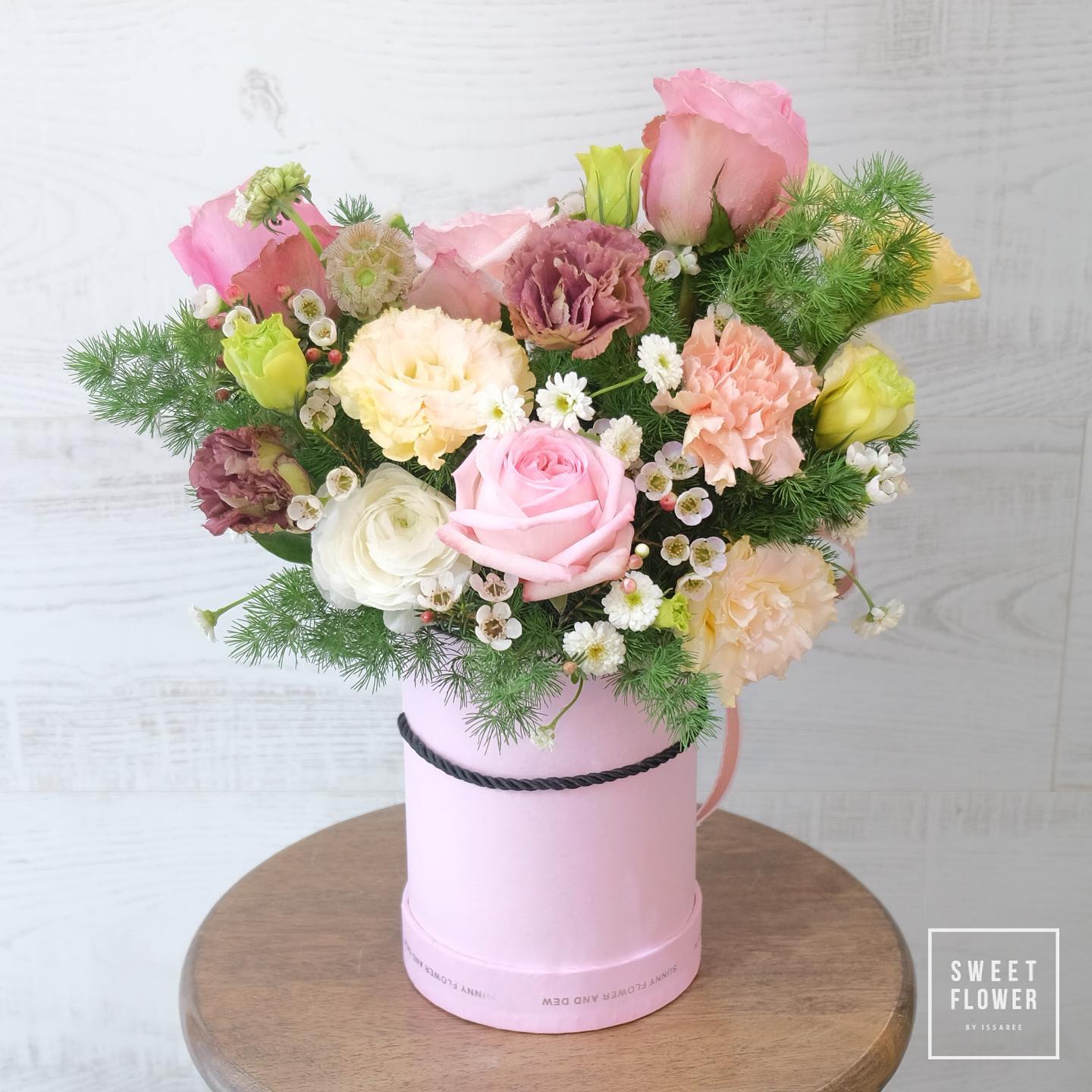 กล่อง พาสเทล หวาน ดอกไม้หลัก กุหลาบ คาร์เนชั่น เบญจมาศ/มัม — ผลงานร้านดอกไม้ Sweetflower by Issaree — ภาพที่ 2 จาก 4