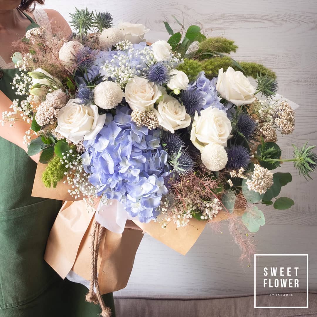 ช่อ ม่วง-ฟ้า หวาน ดอกไม้หลัก ไฮเดรนเยีย กุหลาบ คาร์เนชั่น — ผลงานร้านดอกไม้ Sweetflower by Issaree — ภาพที่ 5 จาก 6