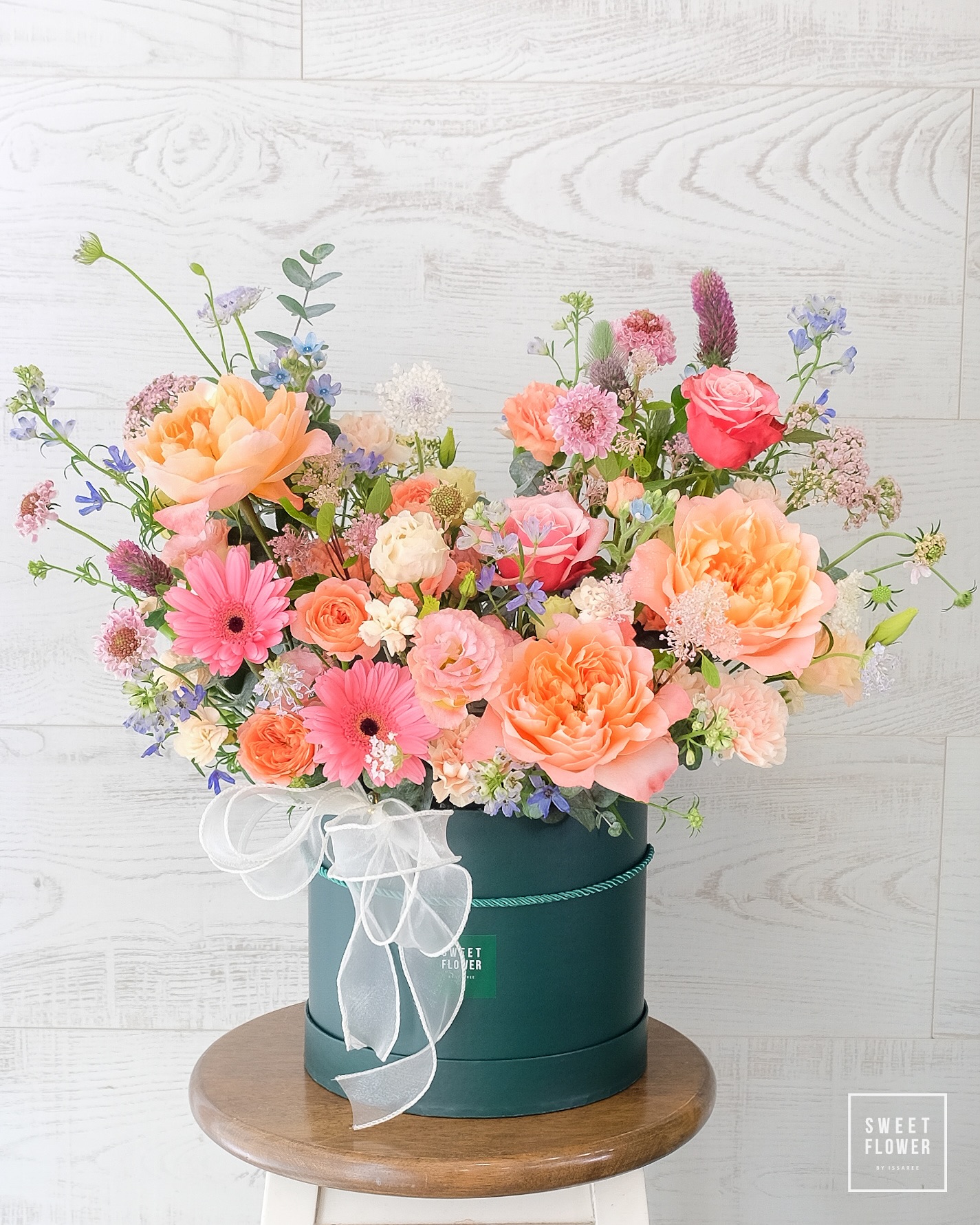 กล่อง หลากสี สดใส ดอกไม้หลัก กุหลาบ เยอบีร่า คาร์เนชั่น — ผลงานร้านดอกไม้ Sweetflower by Issaree — ภาพที่ 2 จาก 2