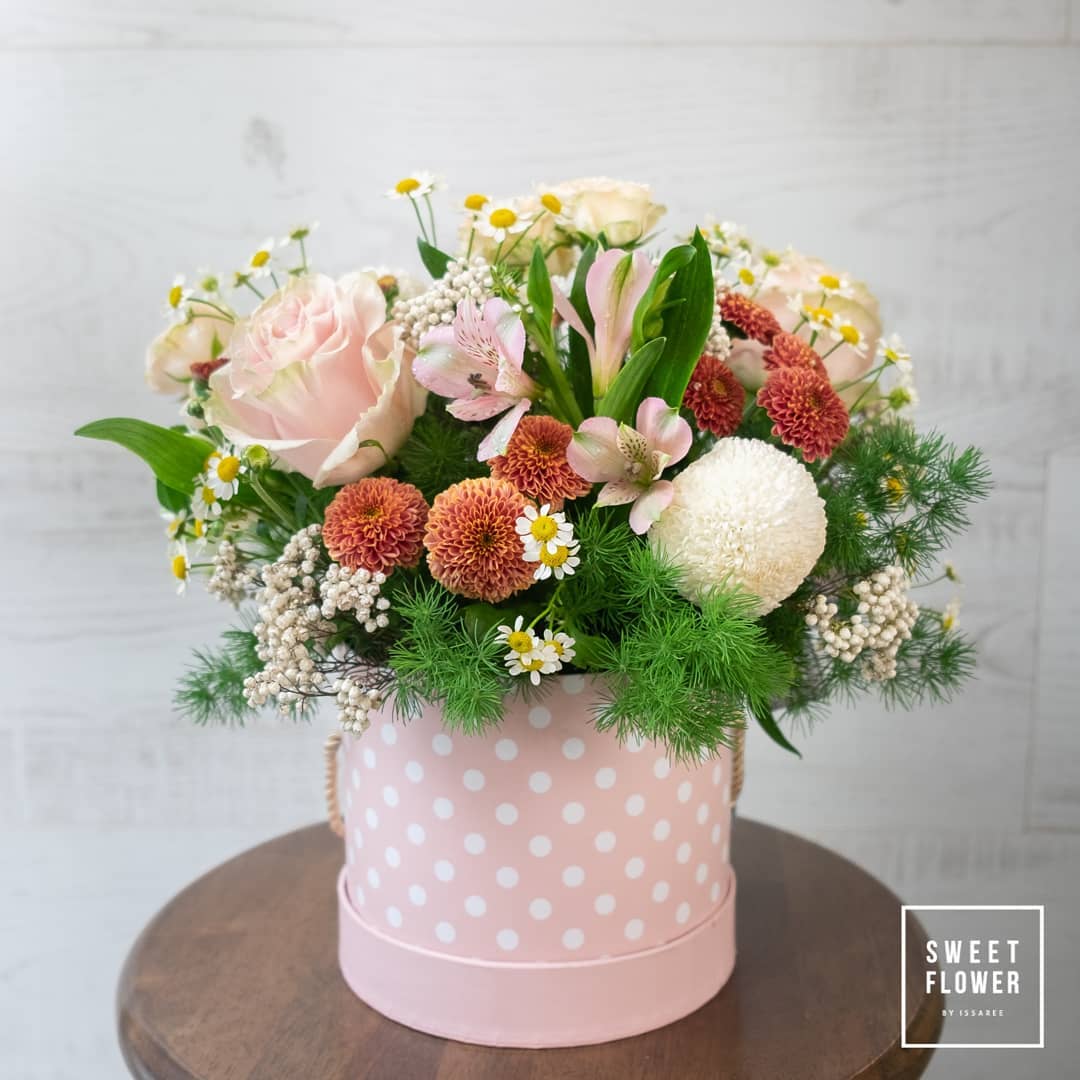 กล่อง พาสเทล หวาน ดอกไม้หลัก กุหลาบ เบญจมาศ/มัม เดซี่/มาร์กาเร็ต — ผลงานร้านดอกไม้ Sweetflower by Issaree — ภาพที่ 4 จาก 5