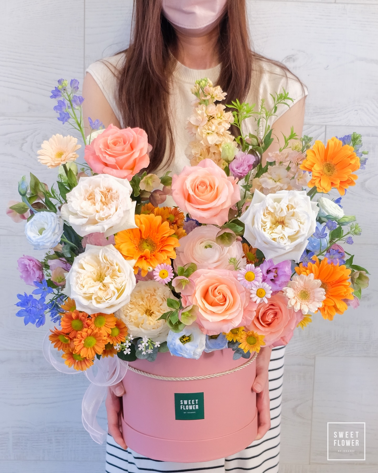 กล่อง พาสเทล หวาน ดอกไม้หลัก กุหลาบ เยอบีร่า เบญจมาศ/มัม — ผลงานร้านดอกไม้ Sweetflower by Issaree