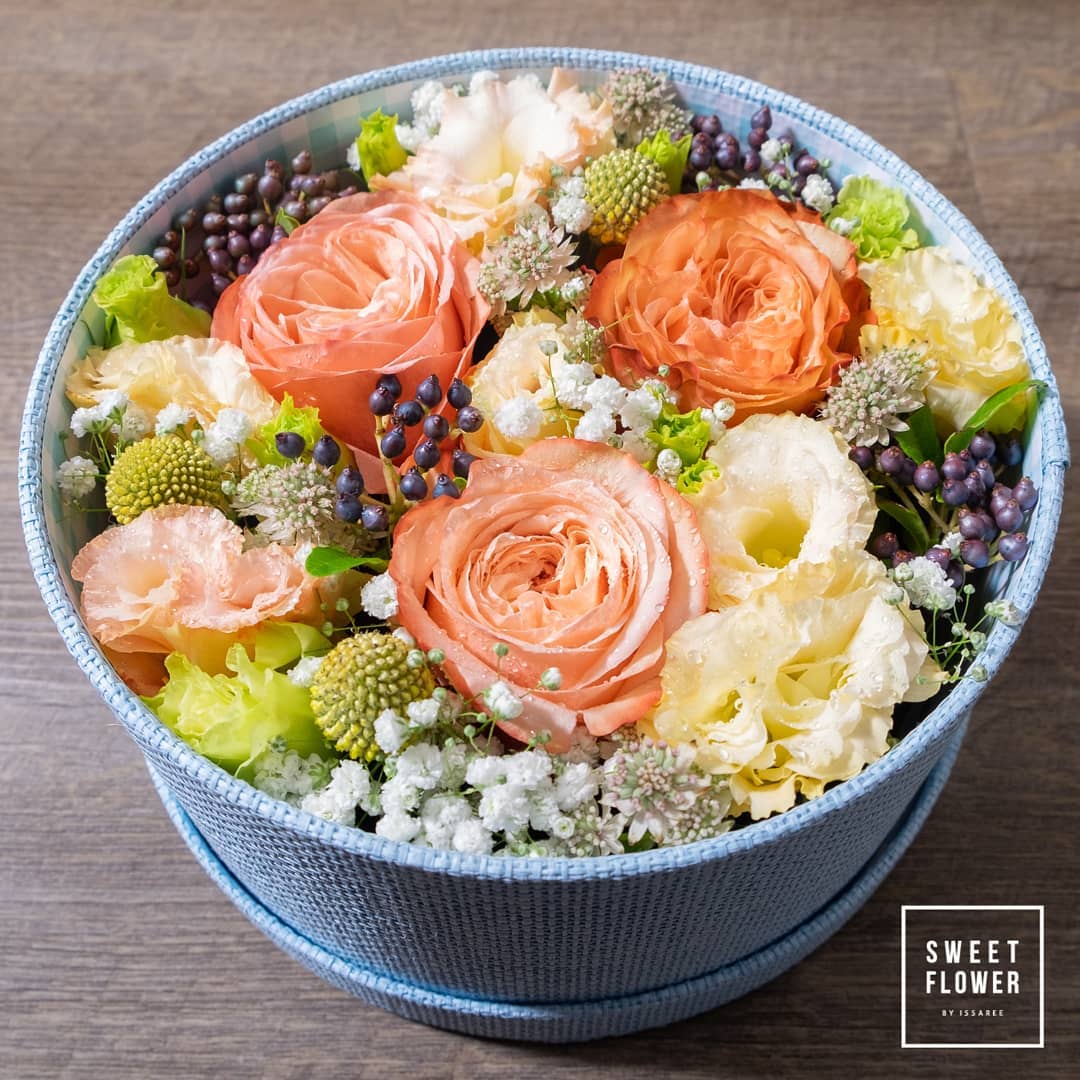 กล่อง เหลือง-ส้ม หวาน ดอกไม้หลัก กุหลาบ คาร์เนชั่น โปรตีอา — ผลงานร้านดอกไม้ Sweetflower by Issaree — ภาพที่ 1 จาก 2