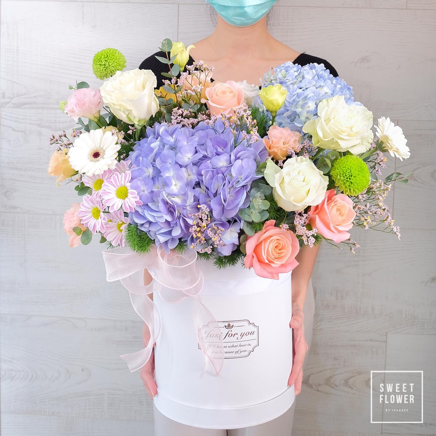 กล่อง หลากสี ดอกไม้หลัก ไฮเดรนเยีย กุหลาบ เดซี่/มาร์กาเร็ต — ผลงานร้านดอกไม้ Sweetflower by Issaree