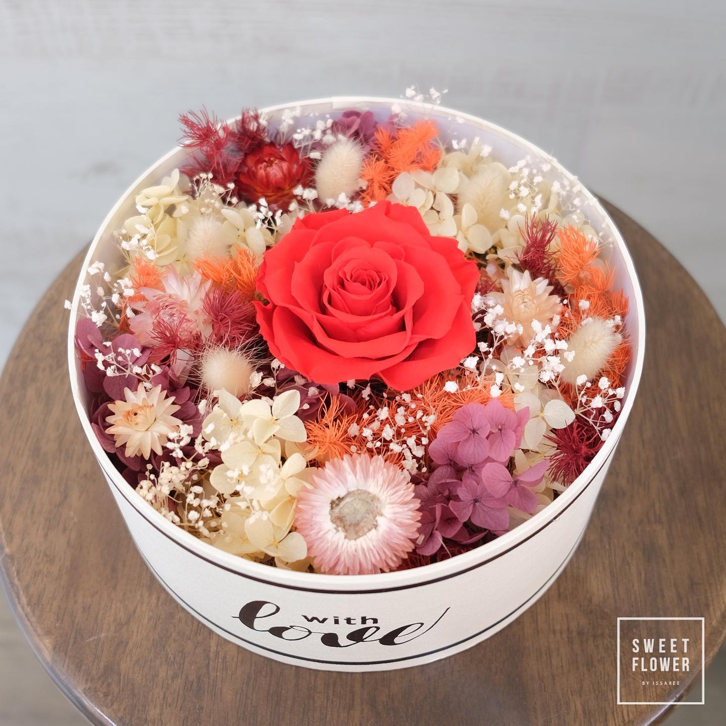 กล่อง แดงโรแมนติก หวาน ดอกไม้หลัก กุหลาบ เดซี่/มาร์กาเร็ต คาร์เนชั่น — ผลงานร้านดอกไม้ Sweetflower by Issaree — ภาพที่ 5 จาก 5