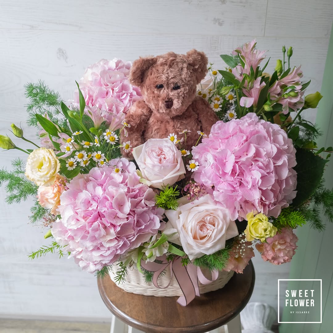 ตะกร้า พาสเทล สดใส ดอกไม้หลัก ไฮเดรนเยีย กุหลาบ คาร์เนชั่น — ผลงานร้านดอกไม้ Sweetflower by Issaree — ภาพที่ 2 จาก 5