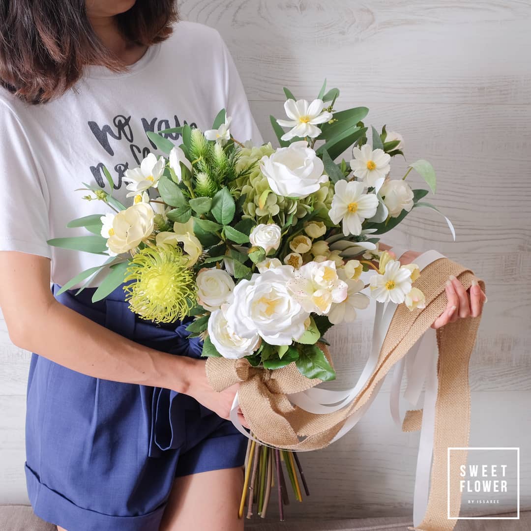 ช่อ ขาว-เขียว หวาน ดอกไม้หลัก กุหลาบ เดซี่/มาร์กาเร็ต โปรตีอา — ผลงานร้านดอกไม้ Sweetflower by Issaree