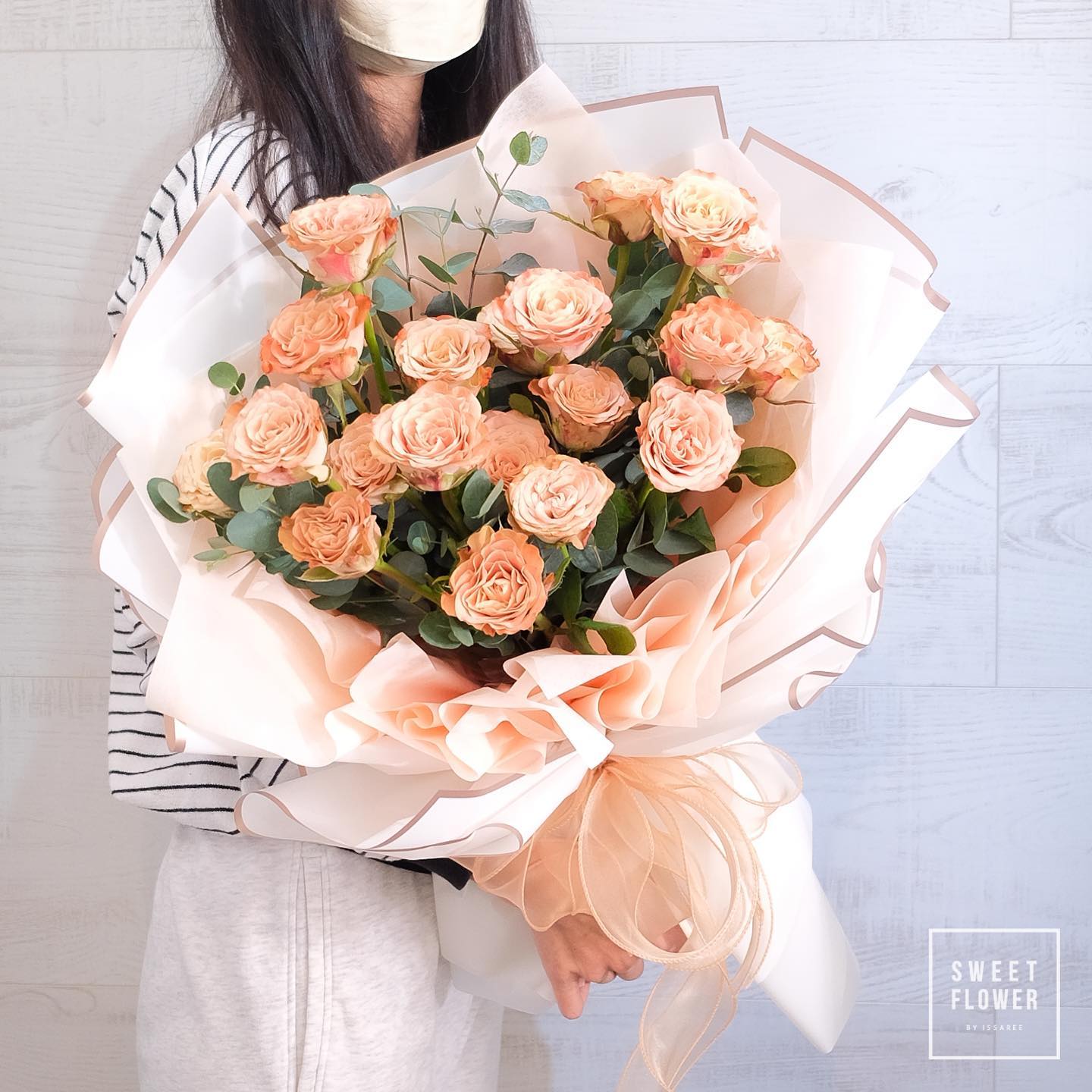 ช่อ เหลือง-ส้ม หวาน ดอกไม้หลัก กุหลาบ ยูคาลิปตัส/ใบไม้ — ผลงานร้านดอกไม้ Sweetflower by Issaree