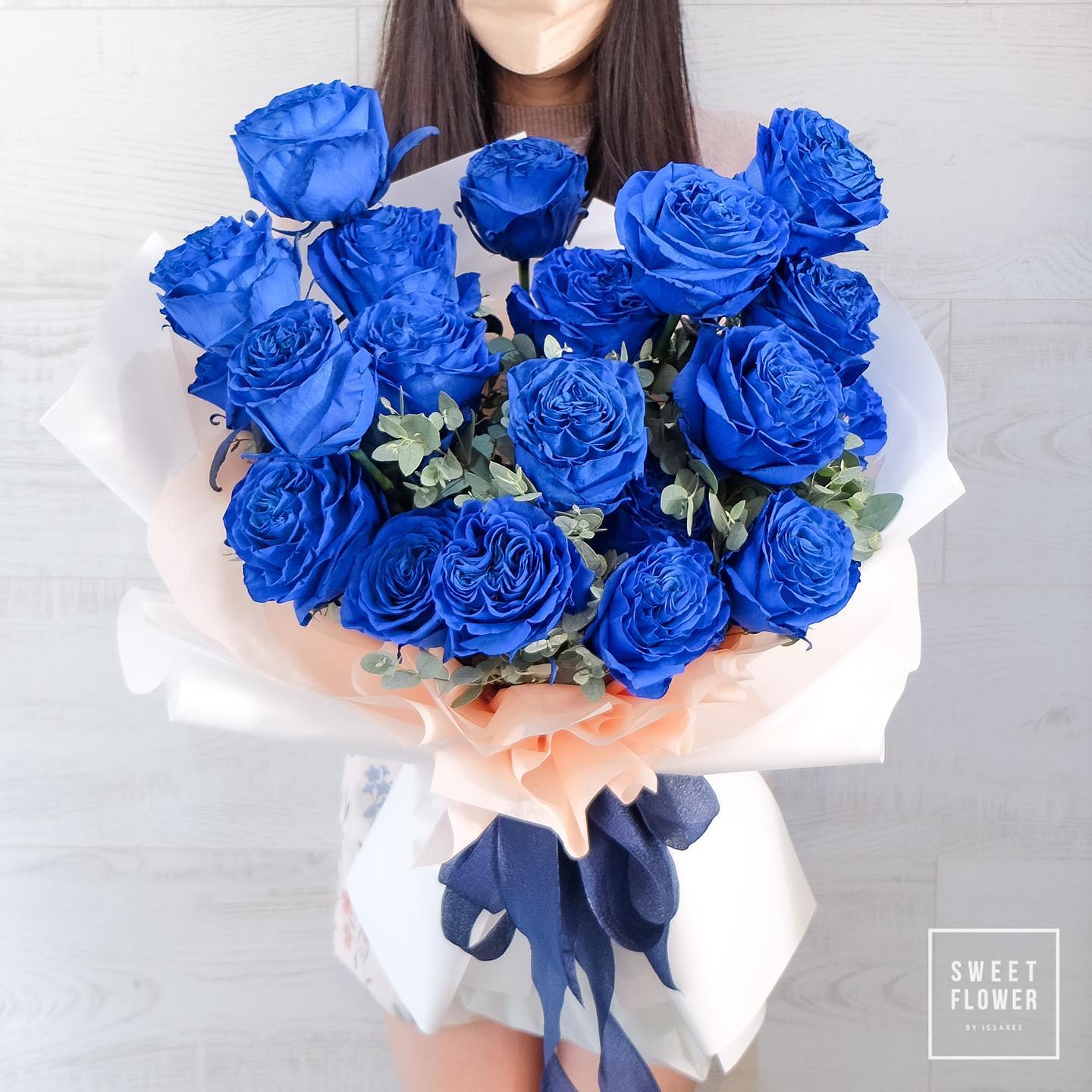 ช่อ ม่วง-ฟ้า หวาน ดอกไม้หลัก กุหลาบ ยูคาลิปตัส/ใบไม้ — ผลงานร้านดอกไม้ Sweetflower by Issaree — ภาพที่ 2 จาก 3