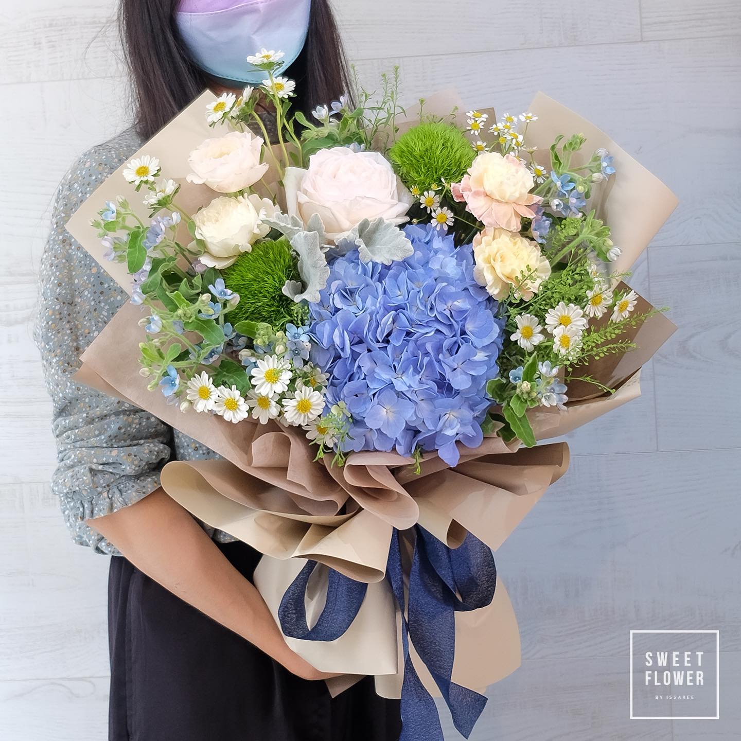 ช่อ ม่วง-ฟ้า หวาน ดอกไม้หลัก ไฮเดรนเยีย กุหลาบ เดซี่/มาร์กาเร็ต — ผลงานร้านดอกไม้ Sweetflower by Issaree