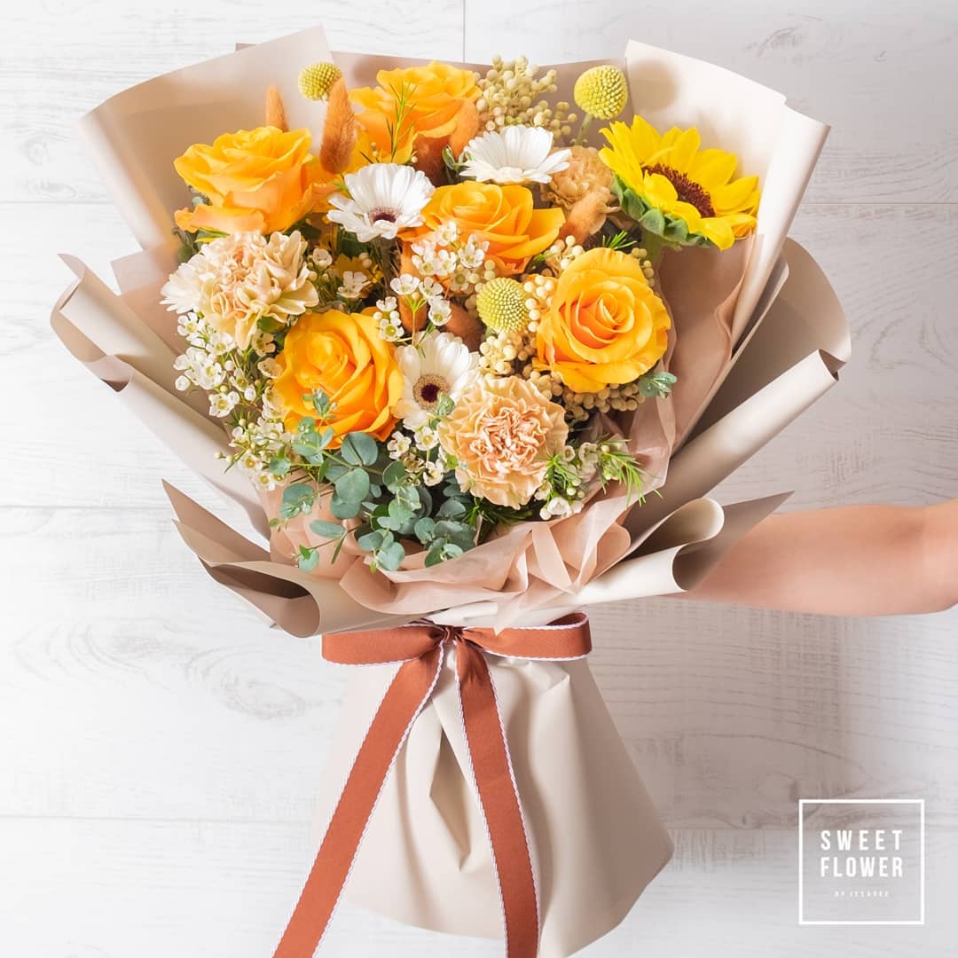 ช่อ เหลือง-ส้ม หวาน ดอกไม้หลัก กุหลาบ ทานตะวัน เดซี่/มาร์กาเร็ต — ผลงานร้านดอกไม้ Sweetflower by Issaree