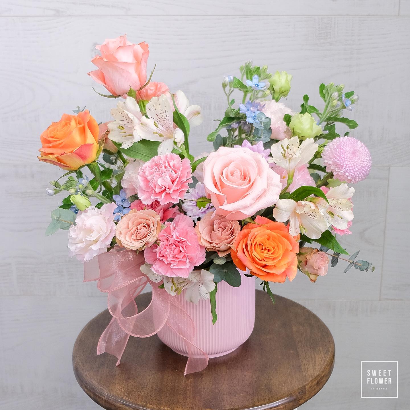 แจกัน พาสเทล หวาน ดอกไม้หลัก กุหลาบ คาร์เนชั่น ไลแซนทัส — ผลงานร้านดอกไม้ Sweetflower by Issaree