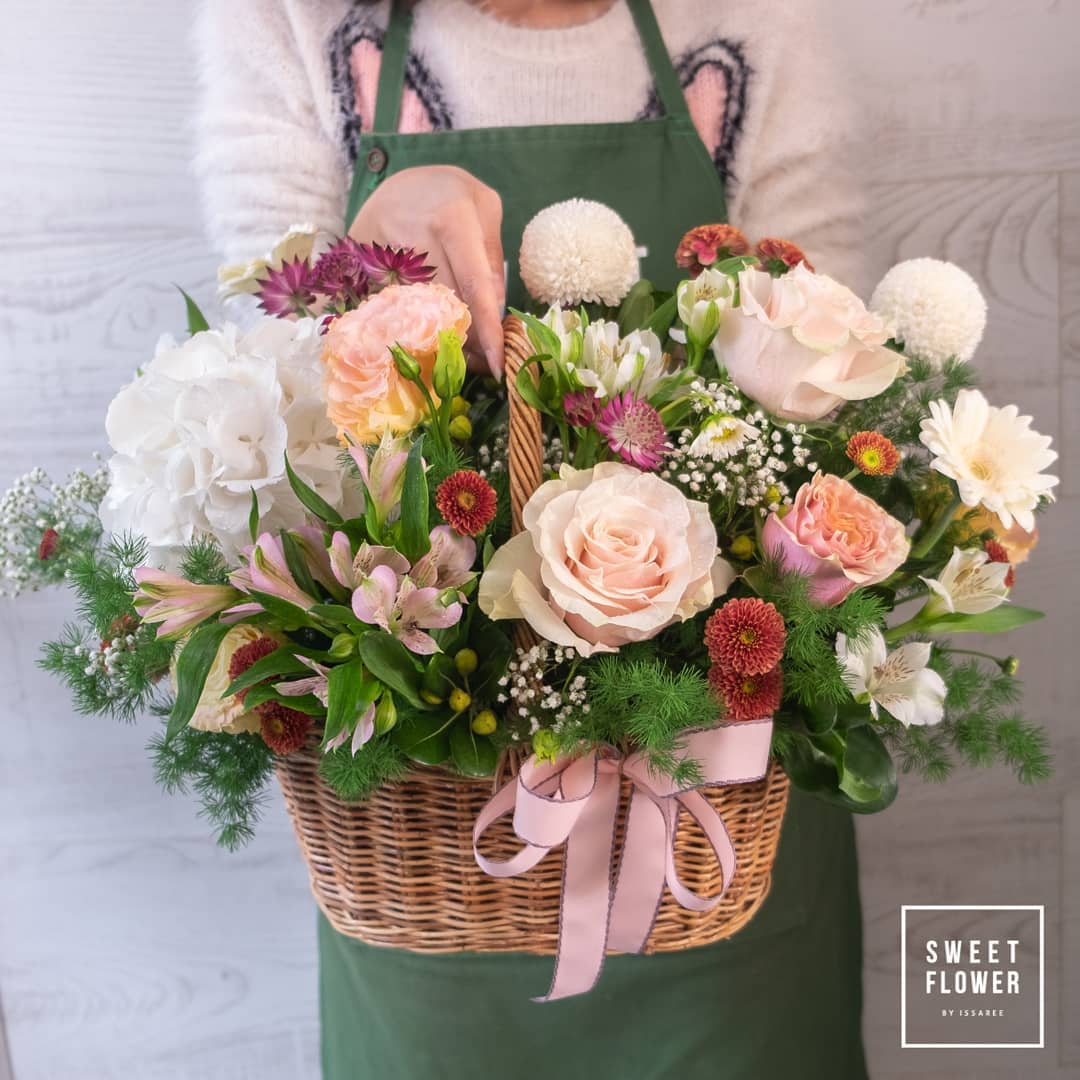 ตะกร้า หลากสี หวาน ดอกไม้หลัก กุหลาบ คาร์เนชั่น เบญจมาศ/มัม — ผลงานร้านดอกไม้ Sweetflower by Issaree