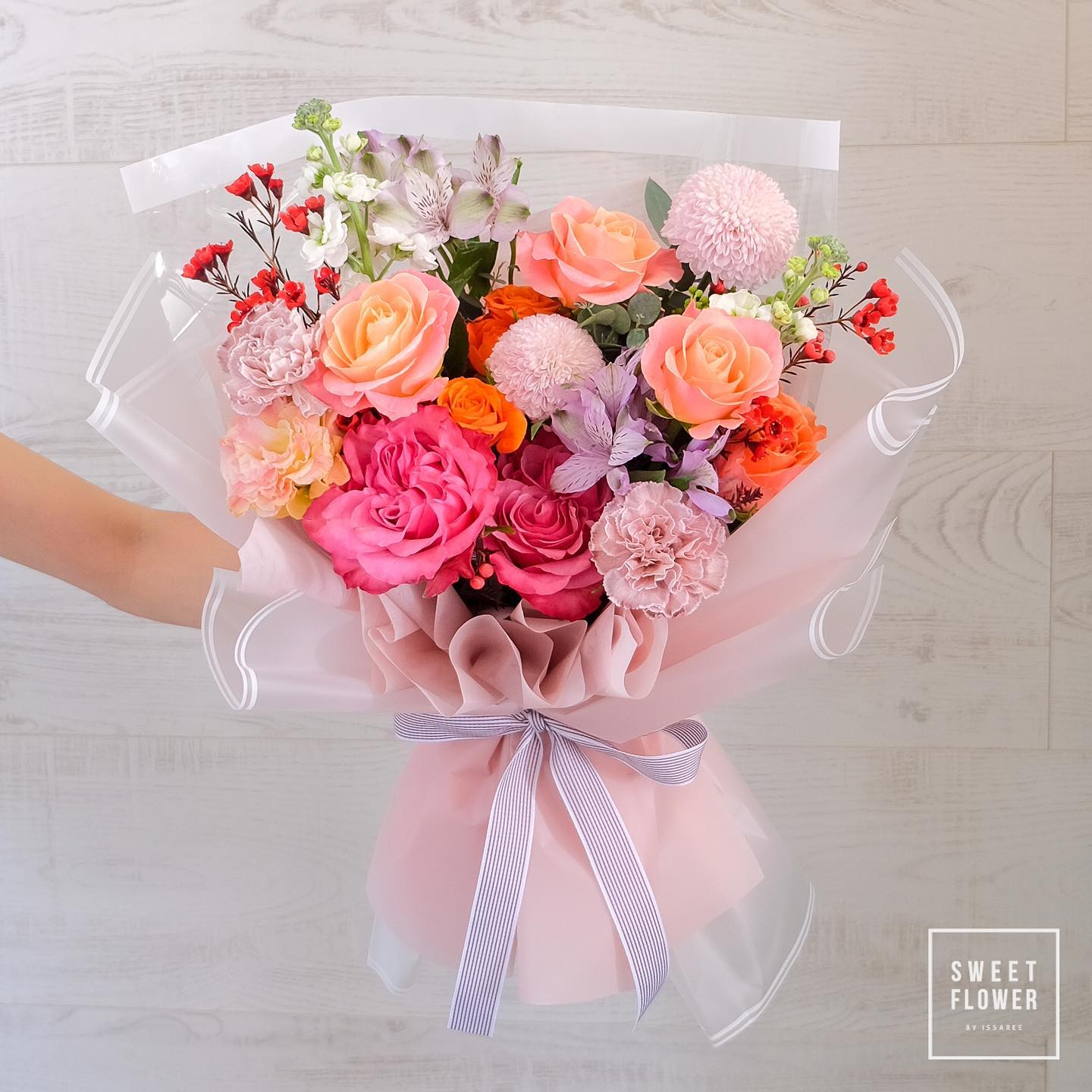 ช่อ หลากสี หวาน ดอกไม้หลัก กุหลาบ คาร์เนชั่น พีโอนี่ — ผลงานร้านดอกไม้ Sweetflower by Issaree