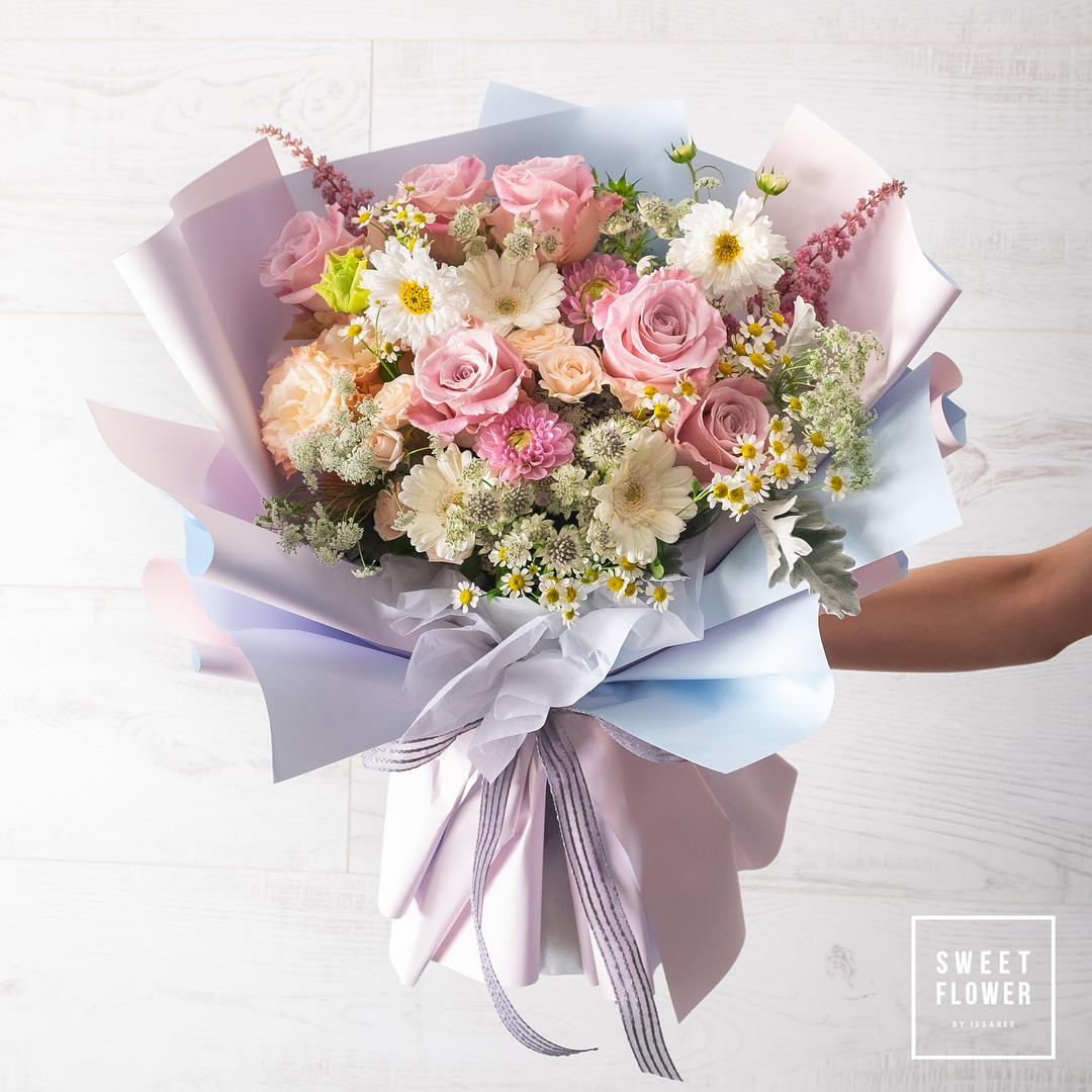 ช่อ พาสเทล หวาน ดอกไม้หลัก กุหลาบ เดซี่/มาร์กาเร็ต คาร์เนชั่น — ผลงานร้านดอกไม้ Sweetflower by Issaree — ภาพที่ 1 จาก 2