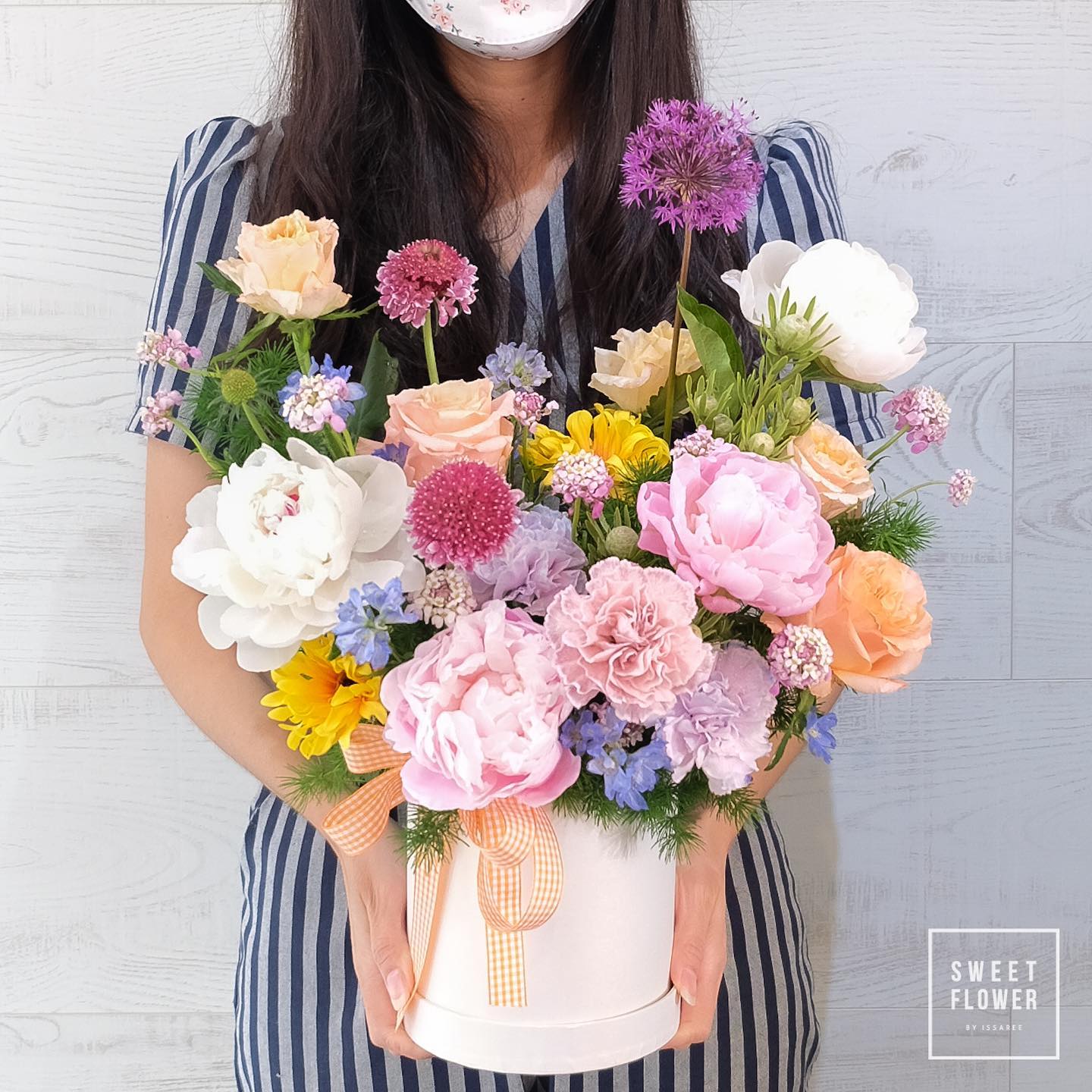กล่อง หลากสี หวาน ดอกไม้หลัก พีโอนี่ กุหลาบ คาร์เนชั่น — ผลงานร้านดอกไม้ Sweetflower by Issaree