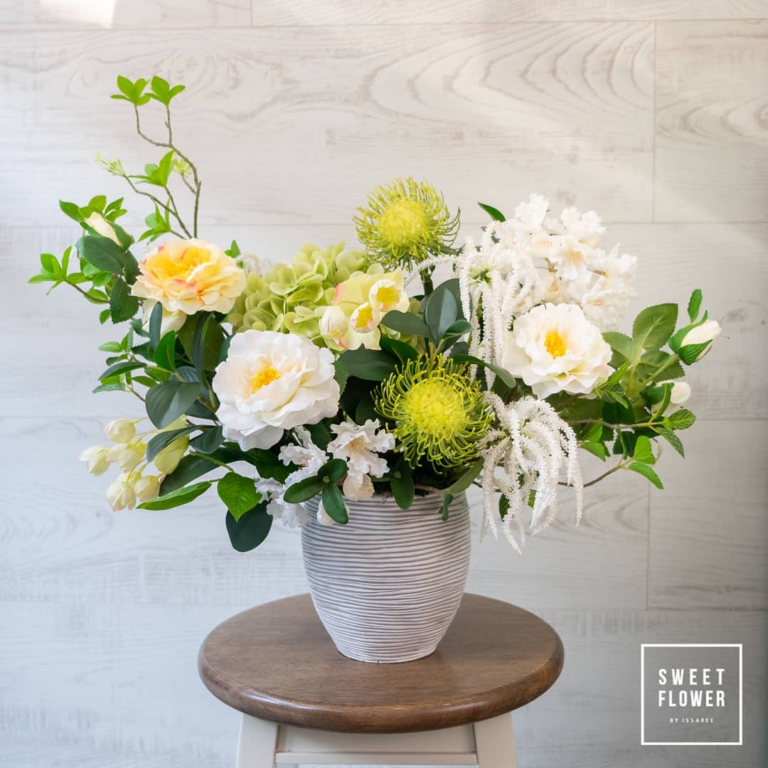 แจกัน ขาว-เขียว ดอกไม้หลัก กุหลาบ โปรตีอา ไฮเดรนเยีย — ผลงานร้านดอกไม้ Sweetflower by Issaree