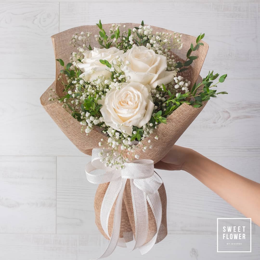 ช่อ ขาว-เขียว หวาน ดอกไม้หลัก กุหลาบ เบบี้บรีธ/ยิปโซ — ผลงานร้านดอกไม้ Sweetflower by Issaree — ภาพที่ 3 จาก 3