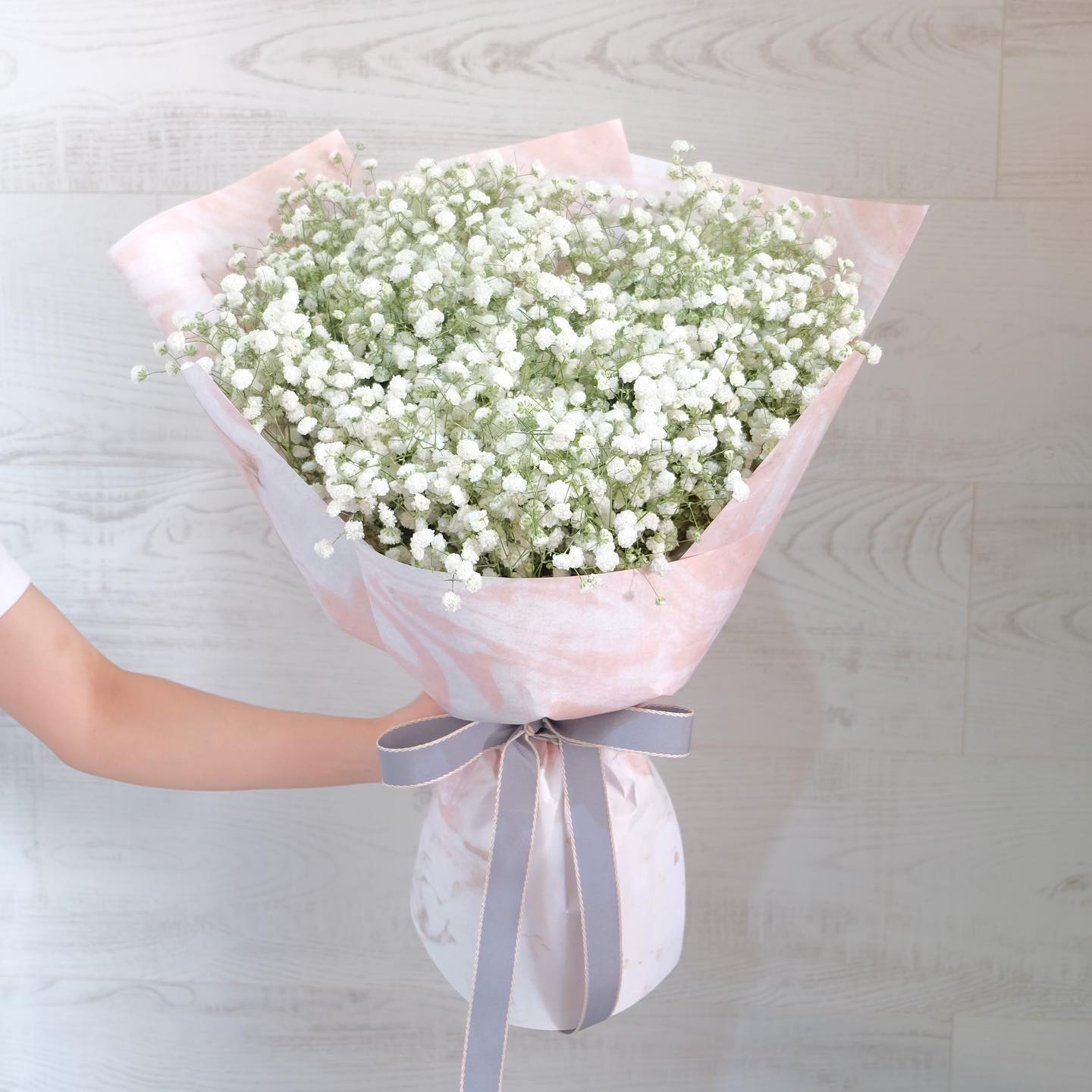 ช่อ ขาว-เขียว หวาน ดอกไม้หลัก เบบี้บรีธ/ยิปโซ — ผลงานร้านดอกไม้ Sweetflower by Issaree