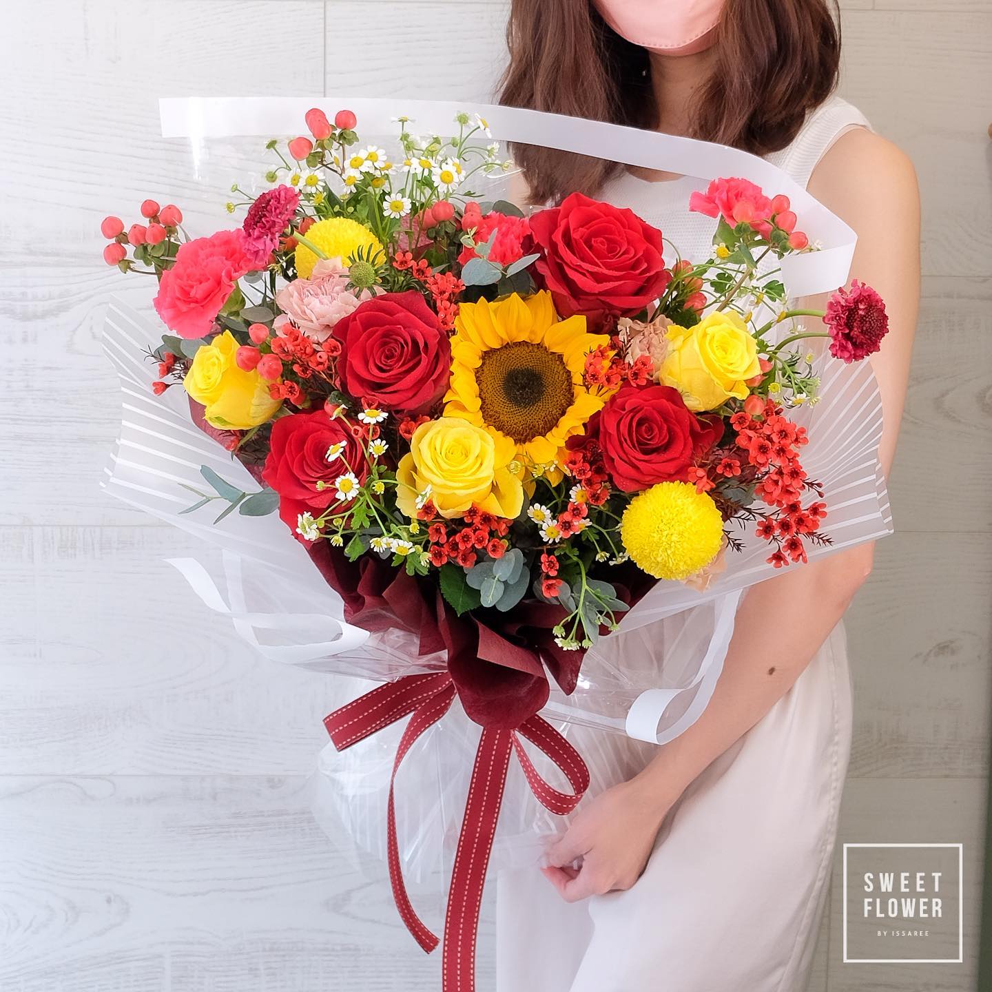 ช่อ เหลือง-ส้ม หวาน ดอกไม้หลัก กุหลาบ ทานตะวัน คาร์เนชั่น — ผลงานร้านดอกไม้ Sweetflower by Issaree — ภาพที่ 2 จาก 3