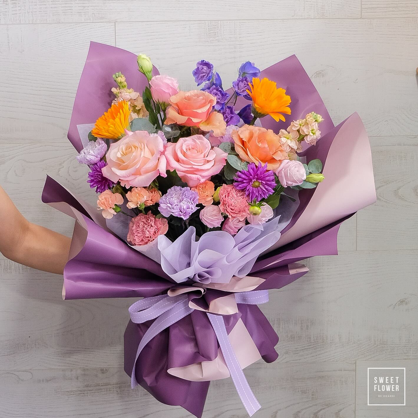 ช่อ ม่วง-ฟ้า หวาน ดอกไม้หลัก กุหลาบ เยอบีร่า คาร์เนชั่น — ผลงานร้านดอกไม้ Sweetflower by Issaree