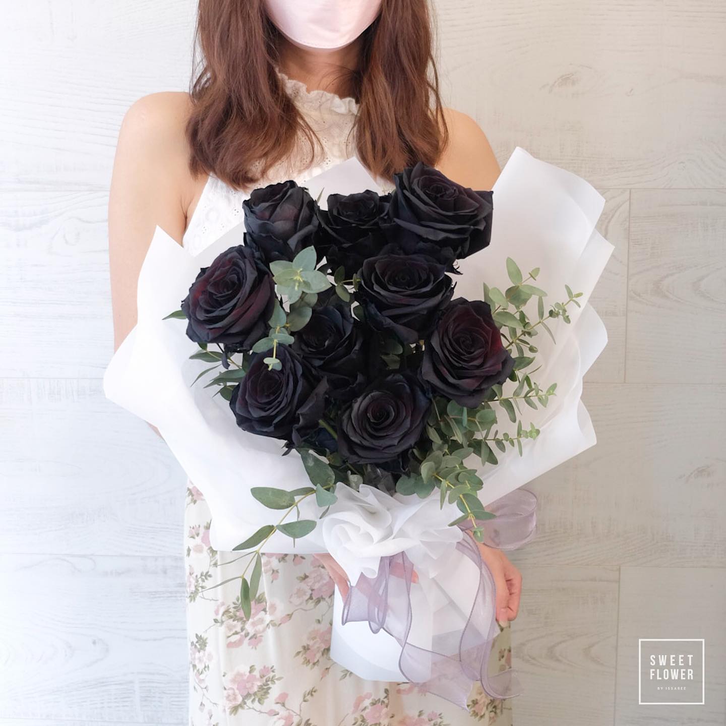 ช่อ แดงโรแมนติก หวาน ดอกไม้หลัก กุหลาบ ยูคาลิปตัส/ใบไม้ — ผลงานร้านดอกไม้ Sweetflower by Issaree